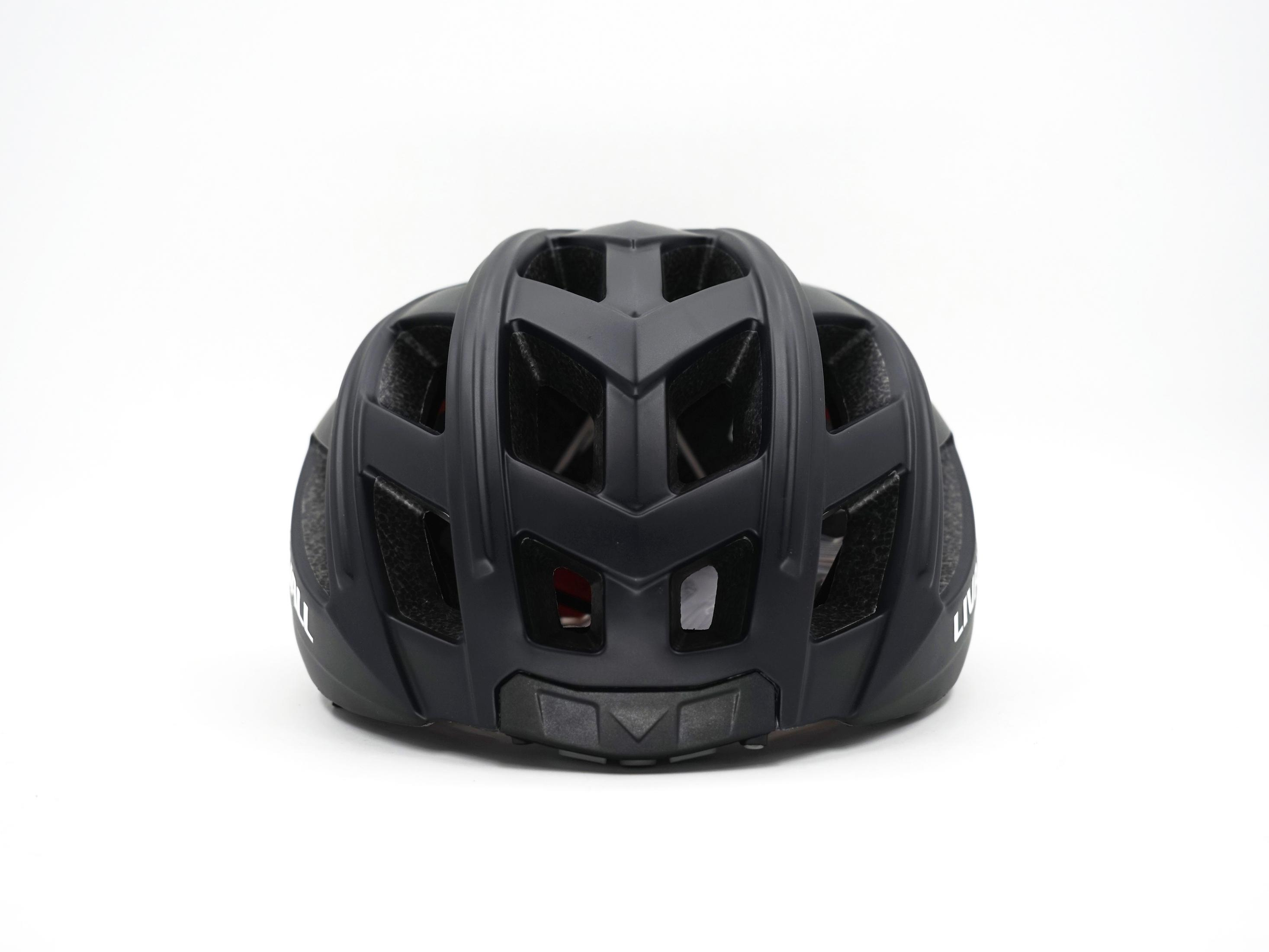 Schwarzer Fahrradhelm mit Belüftungsöffnungen, weißer Hintergrund.