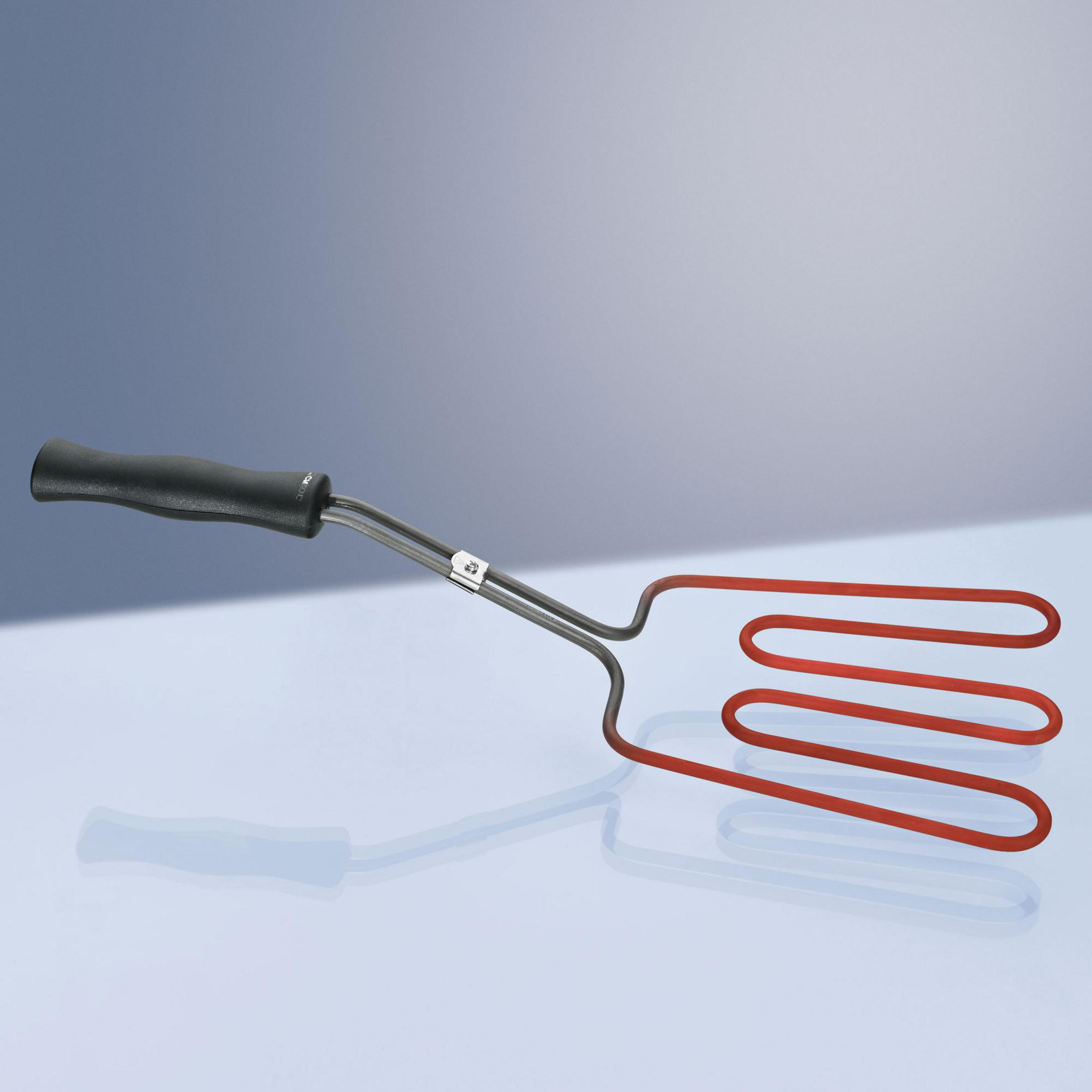 Czerwony element grzejny z czarnym uchwytem. Odbicie na niebieskiej powierzchni.