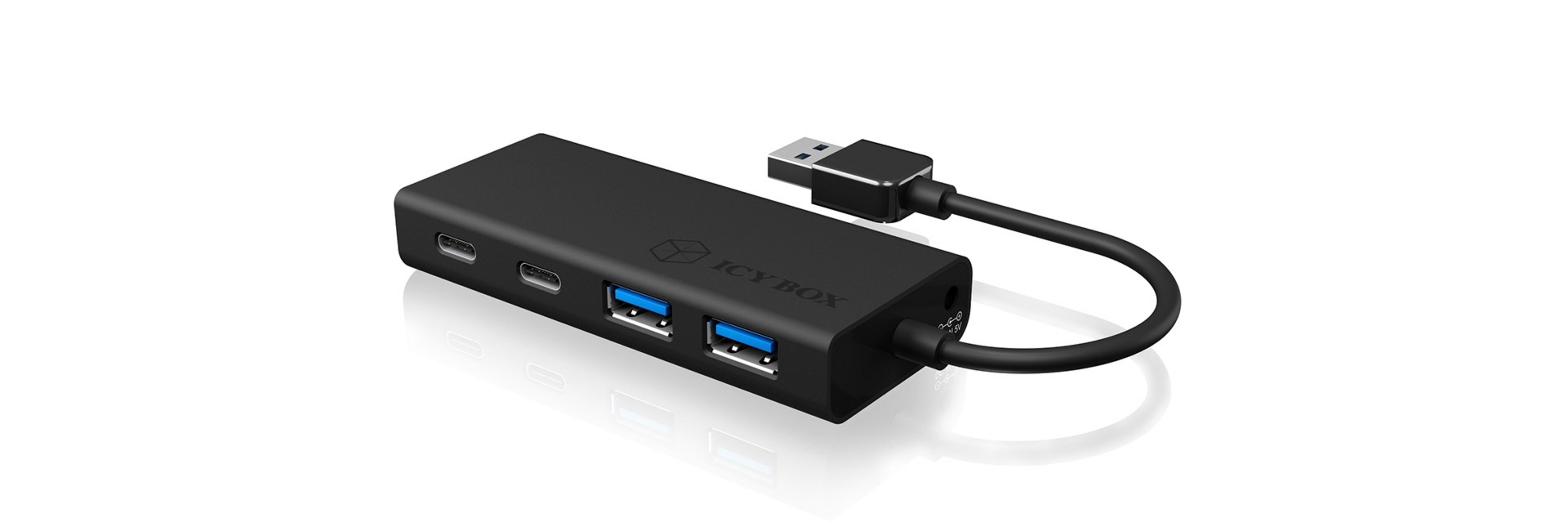 Een zwarte USB-hub met meerdere poorten en een USB-kabel, geïsoleerd op witte achtergrond.