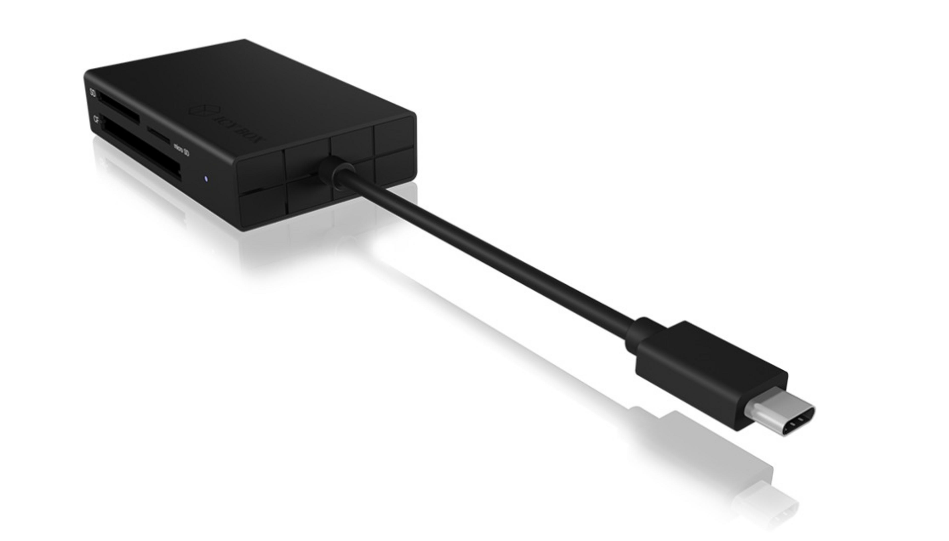 Lettore di schede nero con un cavo USB-C. Il lettore è angolato.