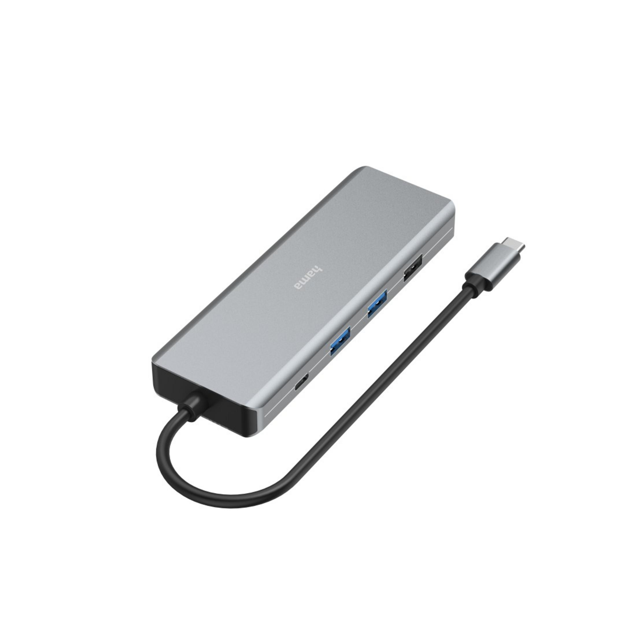 Un hub argentato con porte e un cavo nero. L'hub ha porte USB e una porta USB-C. Sfondo bianco.