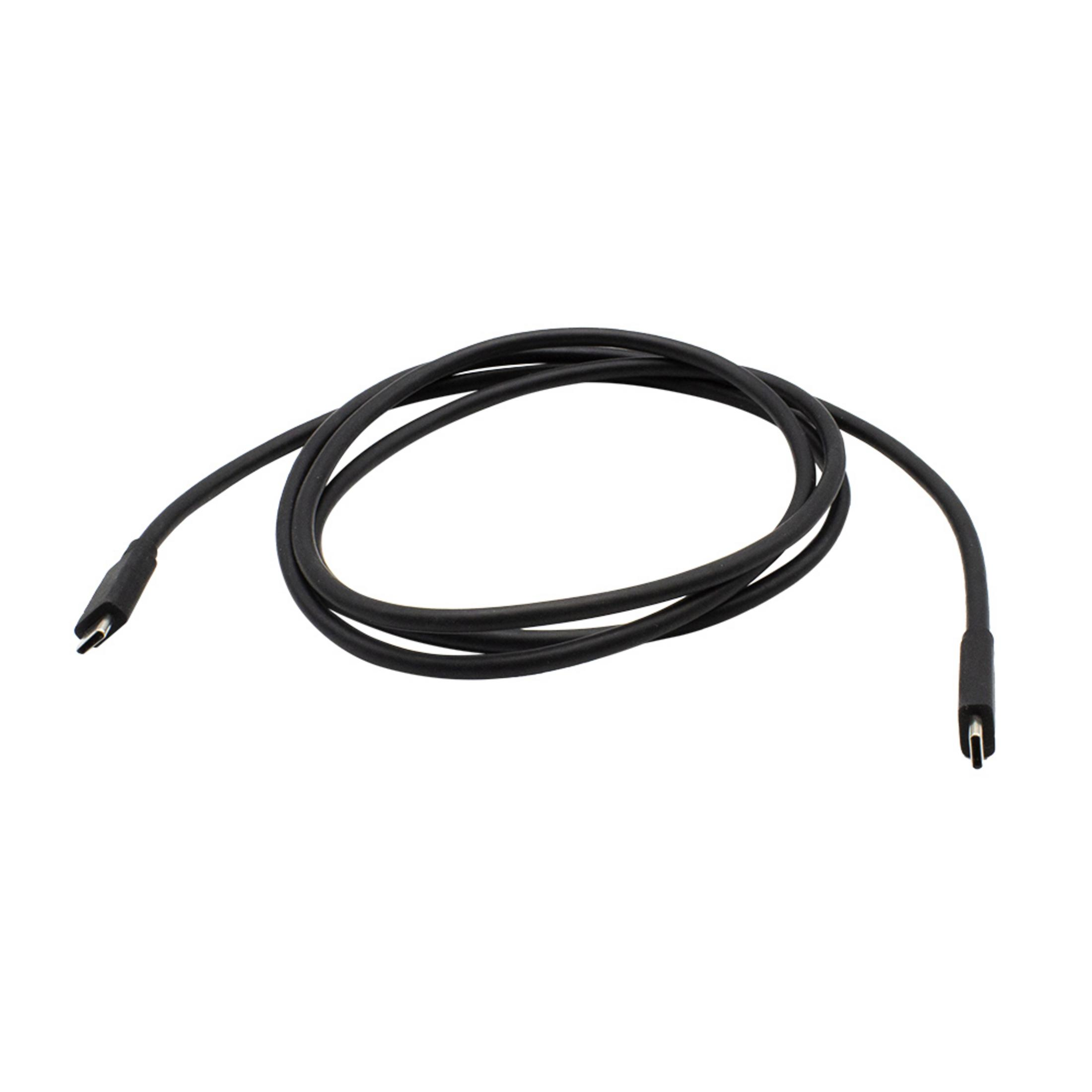 Un câble USB noir avec des connecteurs aux deux extrémités. Il est sur fond blanc.