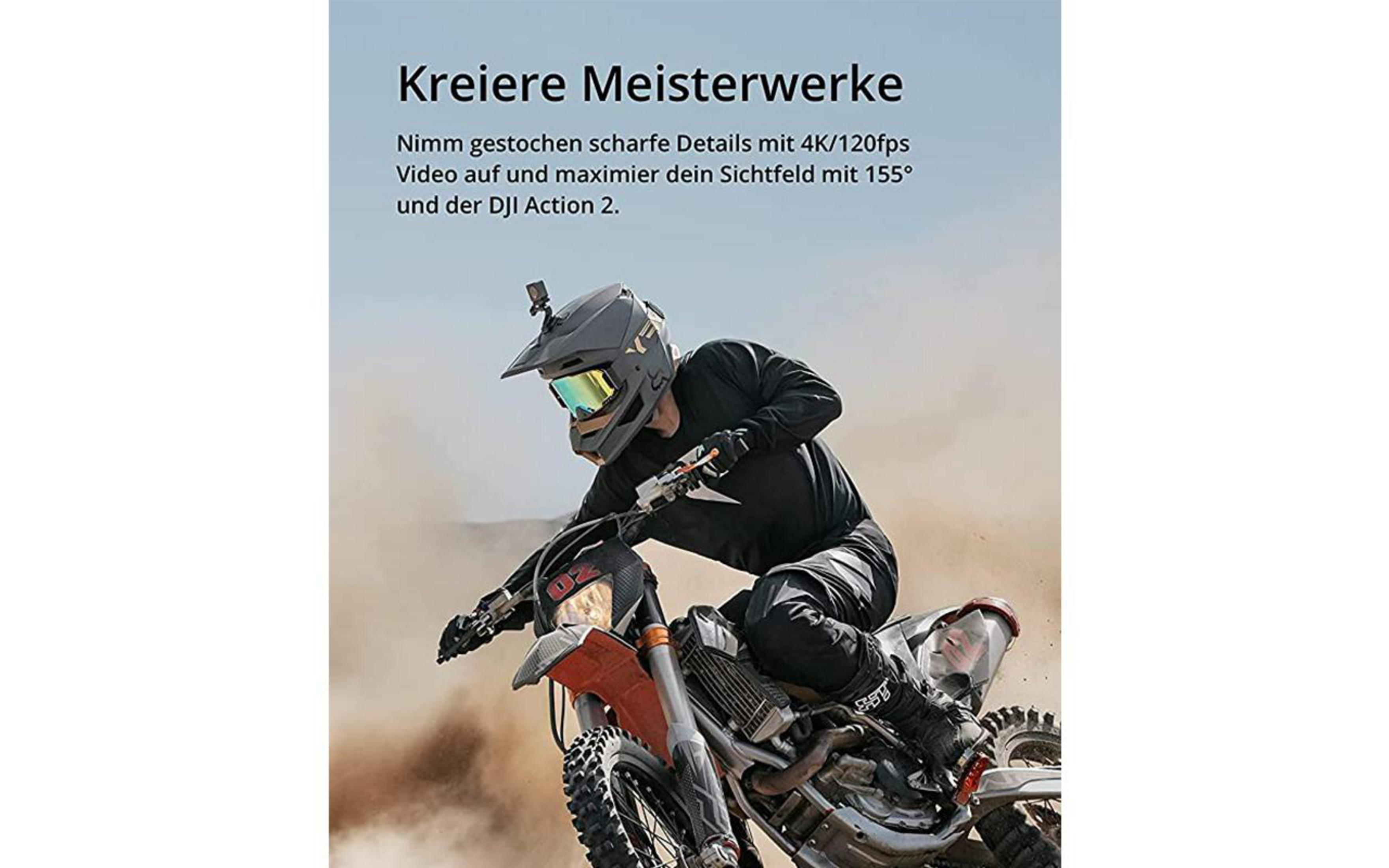 Eine Person auf einem Motorrad fährt auf einer unbefestigten Straße, mit Textüberlagerung.