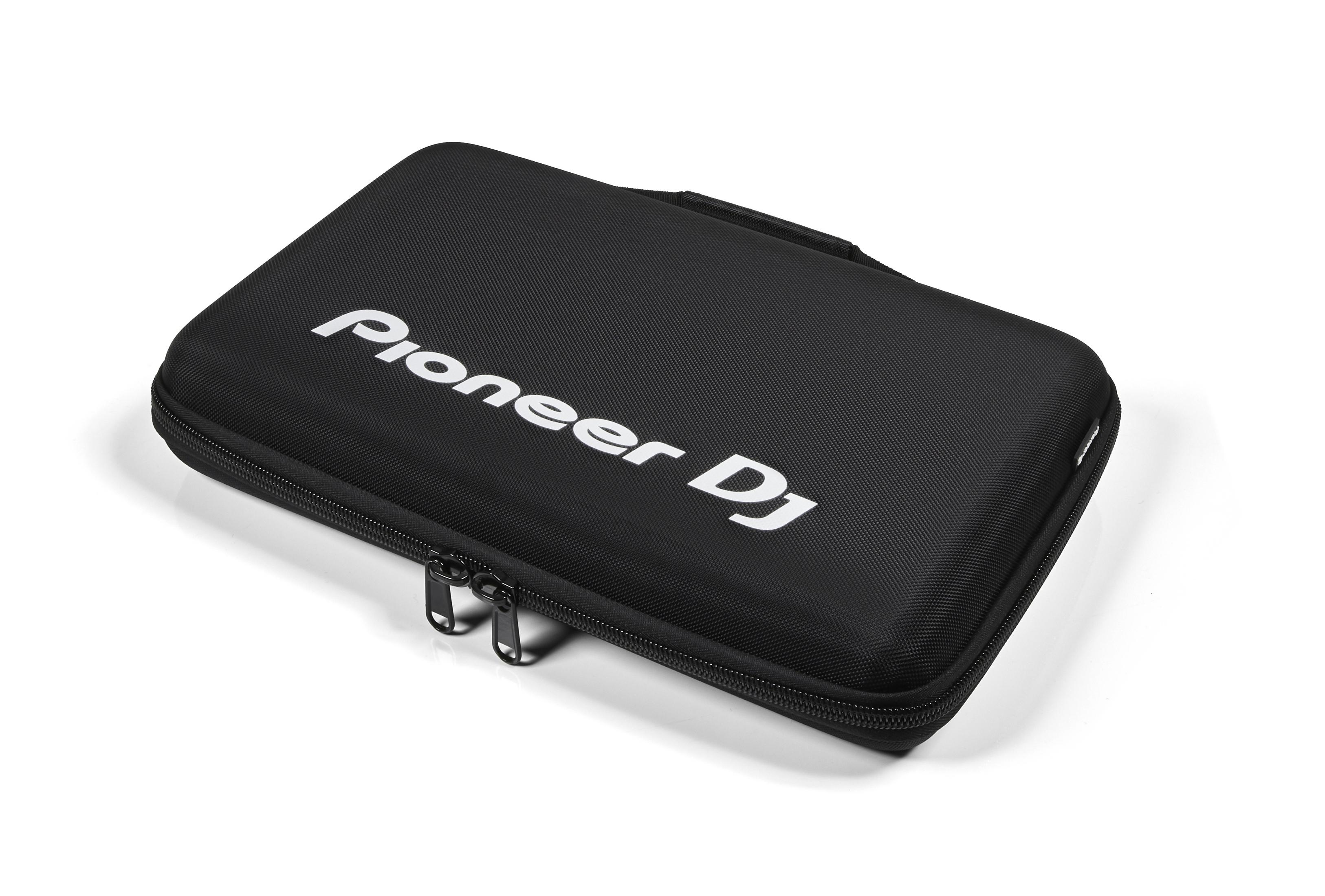 Una custodia Pioneer DJ nera con testo bianco 'Pioneer DJ'. È su una superficie bianca.