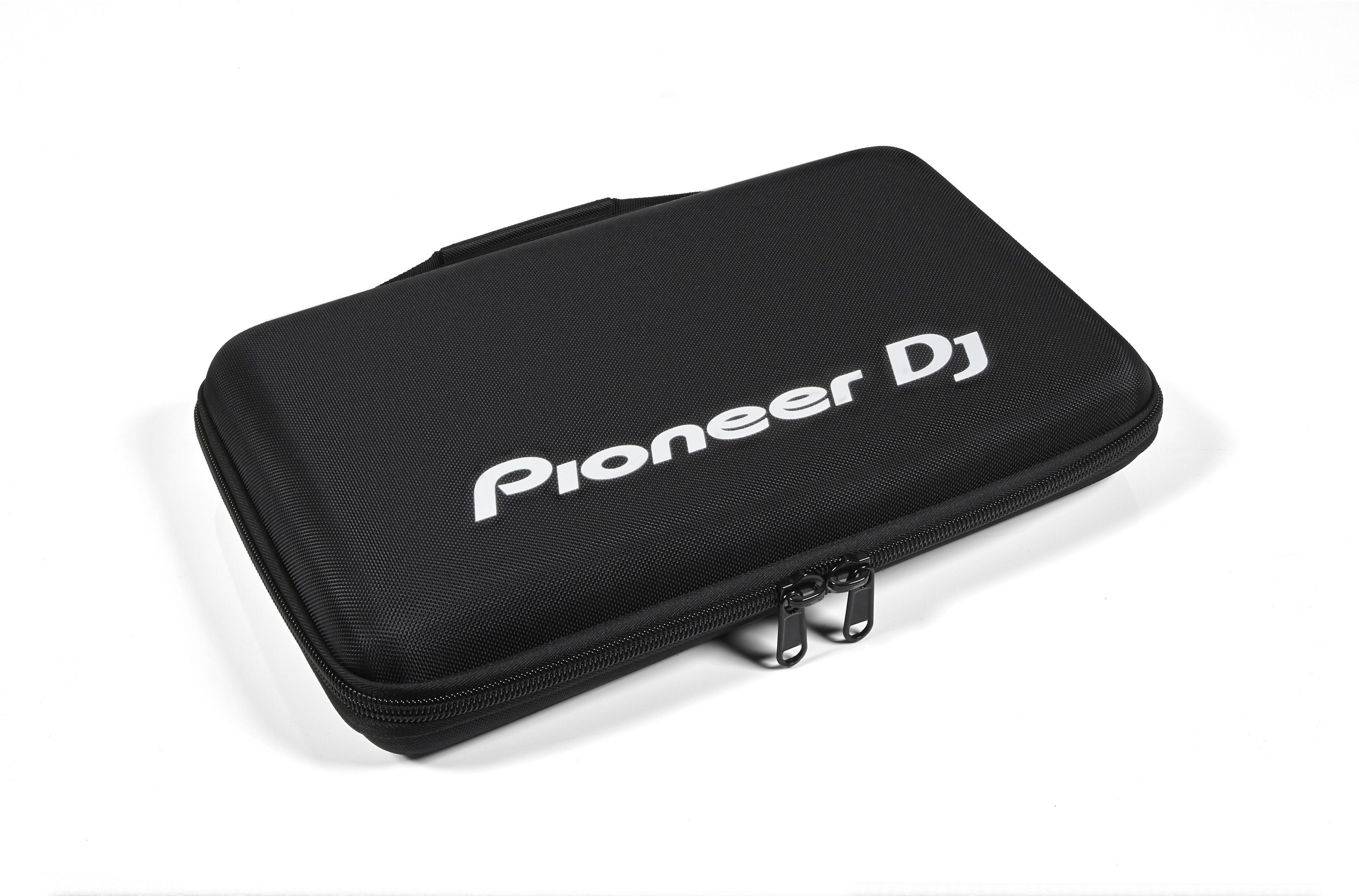 Una custodia da trasporto nera con Pioneer DJ stampato sopra.
