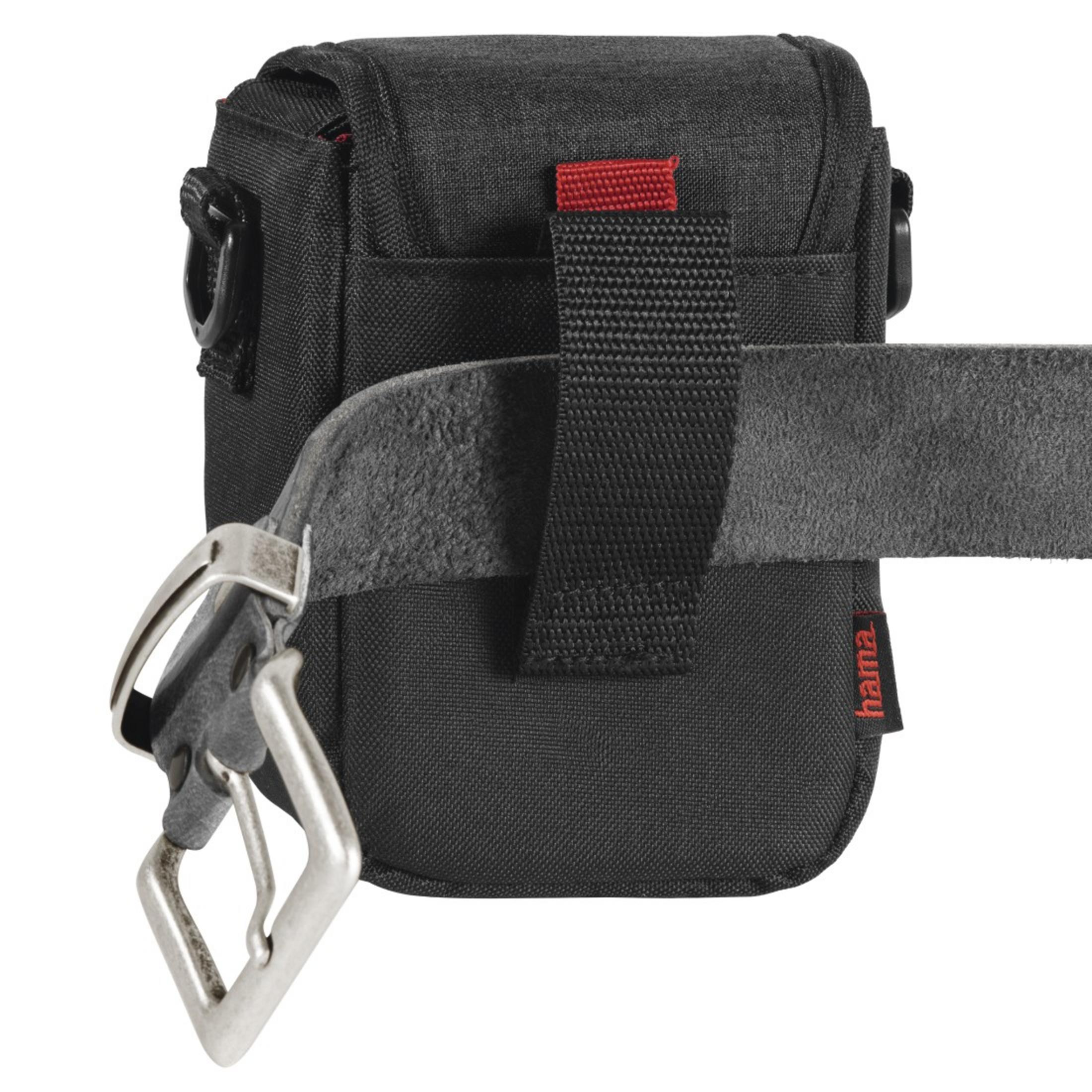 Schwarze Kameratasche an einem Gürtel befestigt. Rotes Detail an der Tasche. Silberne Schnalle.