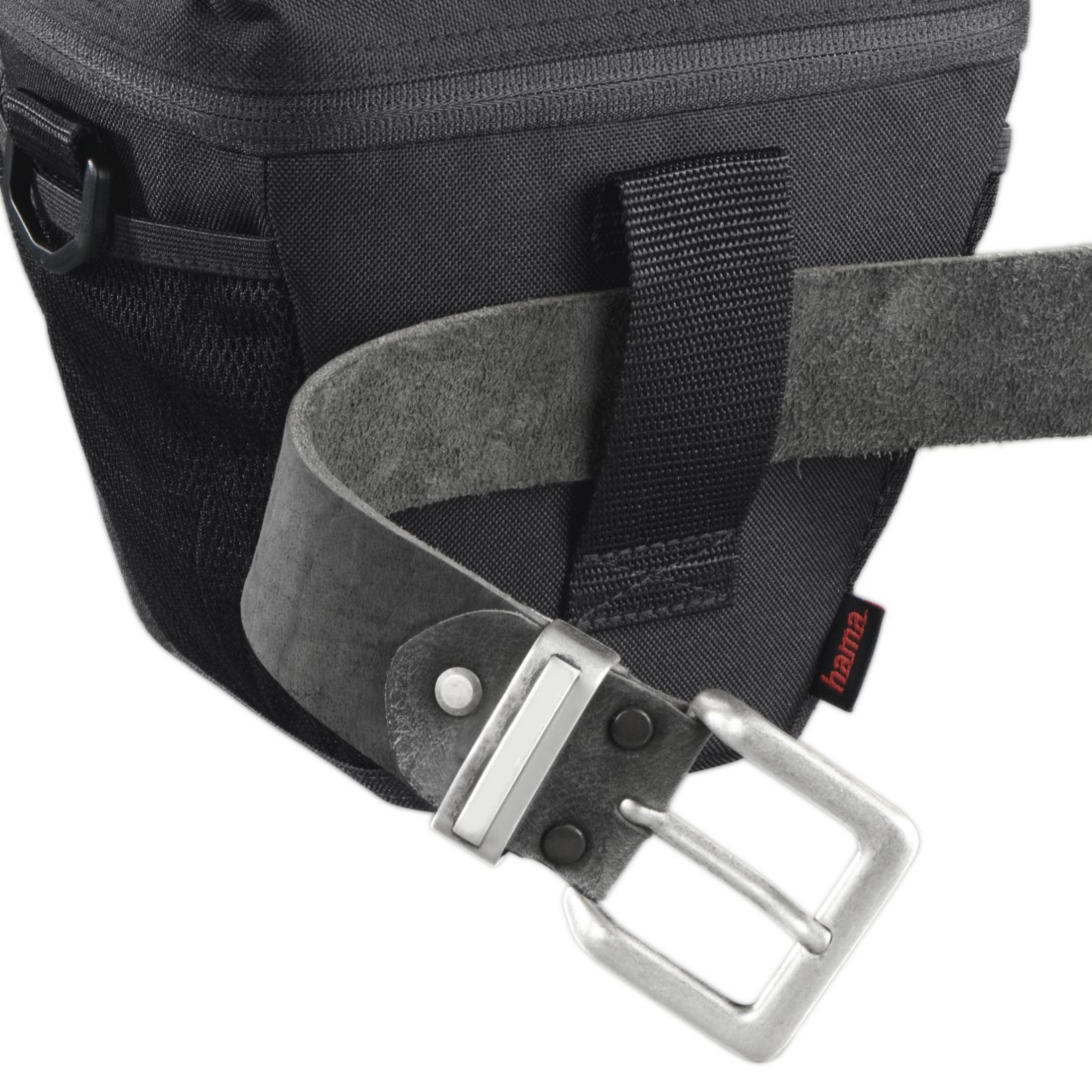 Eine schwarze Tasche mit Gürtel und Schnalle. Sie hat eine silberne Schnalle und einen schwarzen Ledergürtel.