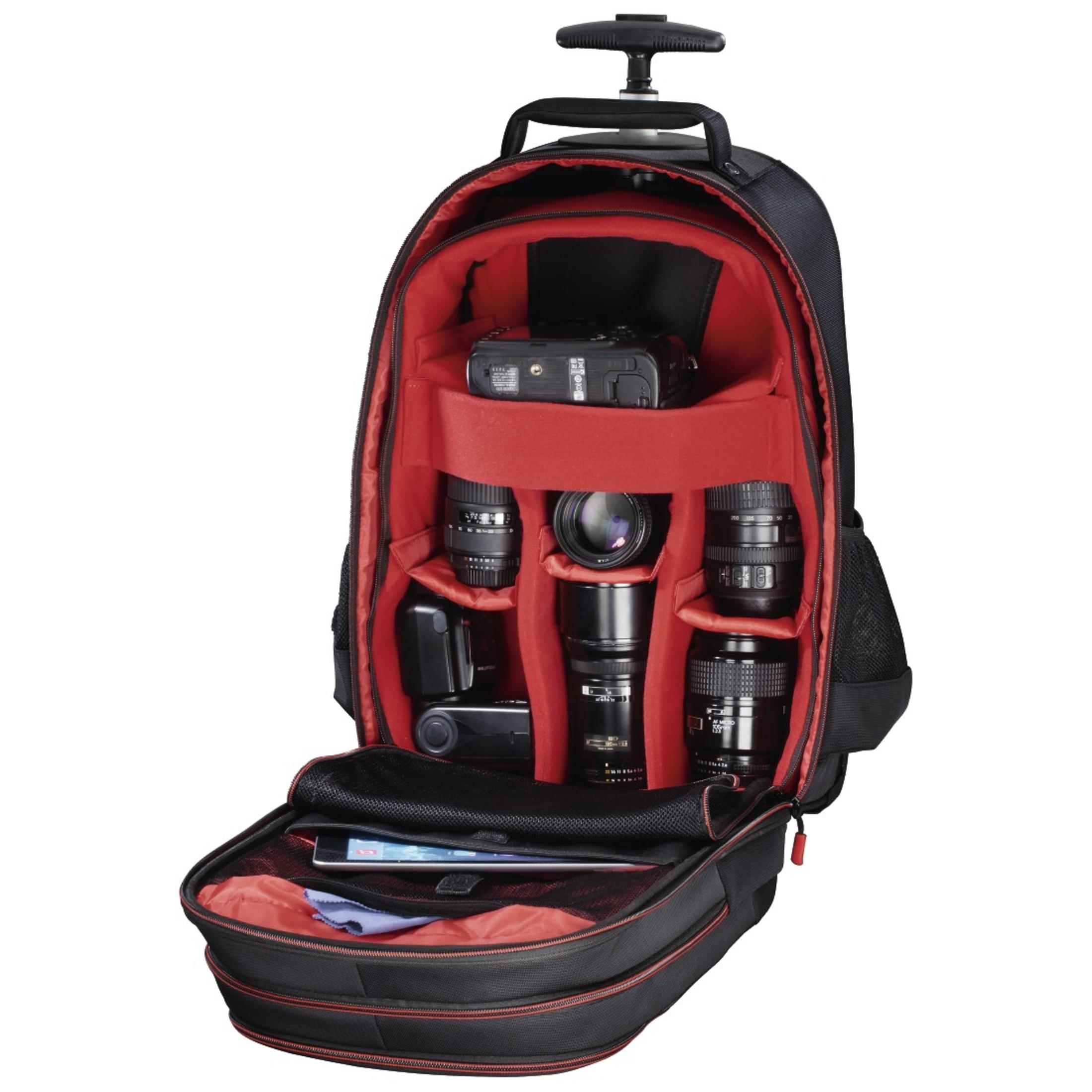 Schwarzer Kamera-Rucksack, geöffnet, mit Kameras und Objektiven.