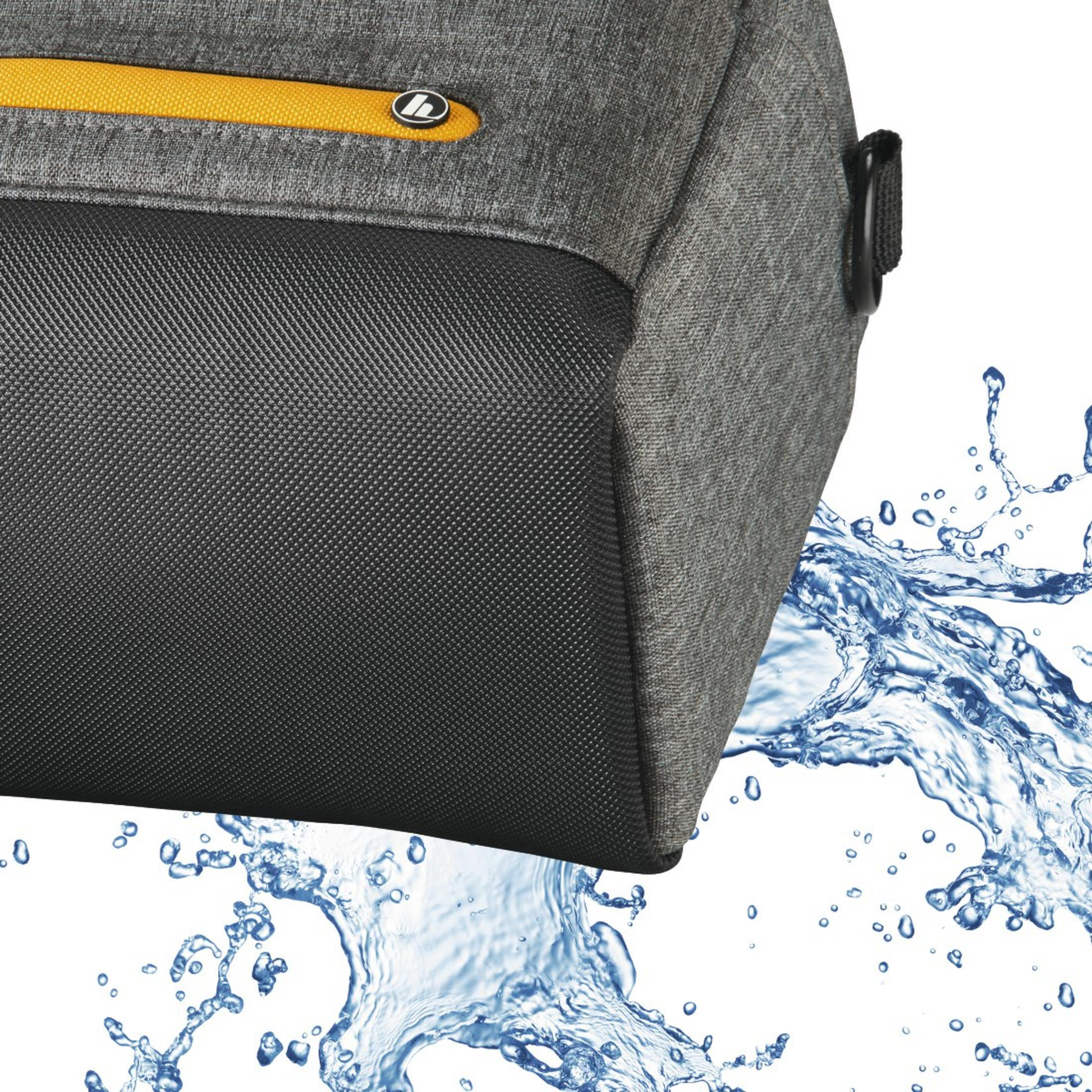 Nahaufnahme einer grau-schwarzen Tasche mit gelbem Streifen und Wassertropfen.