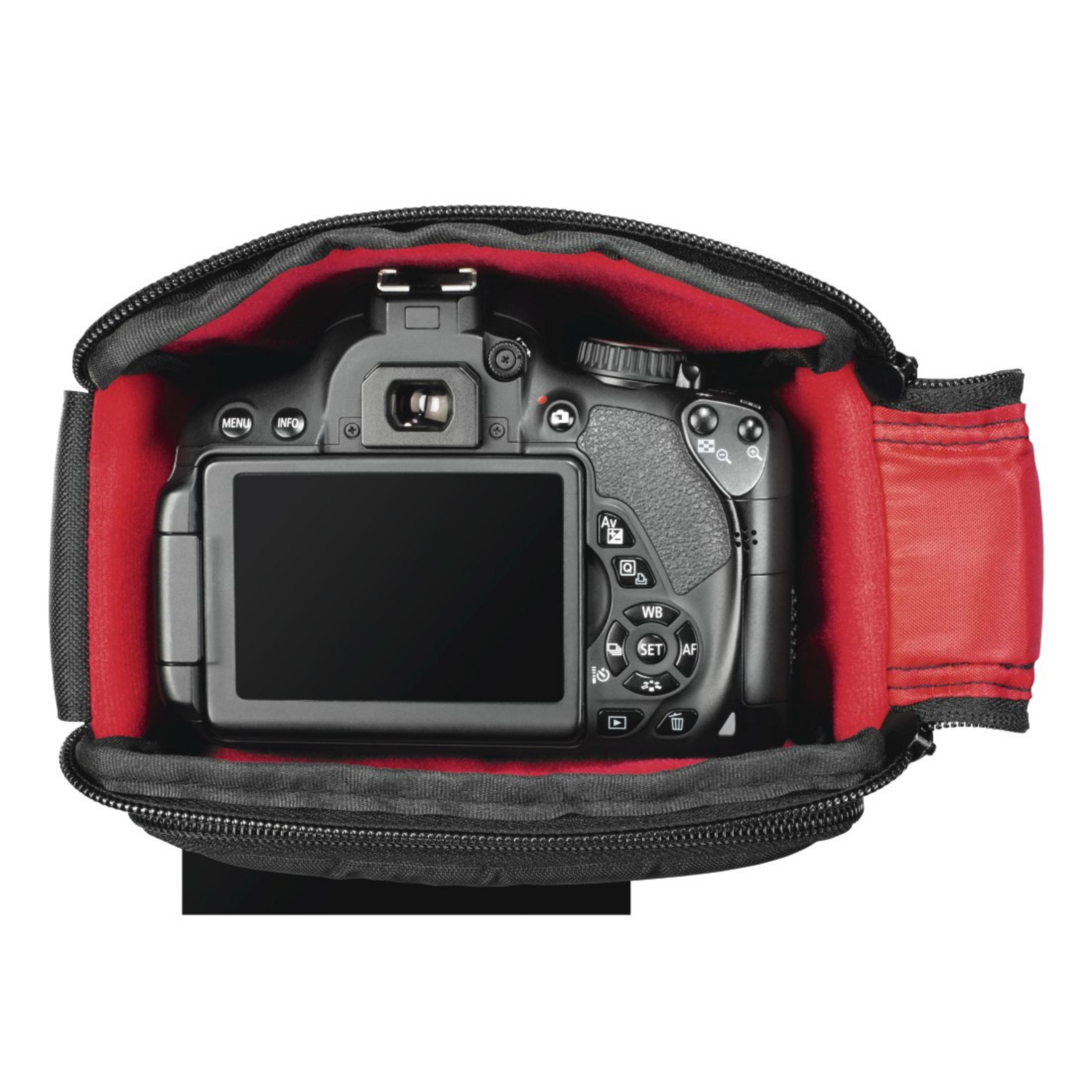 Kamera in schwarzer Tasche, rotes Innere.