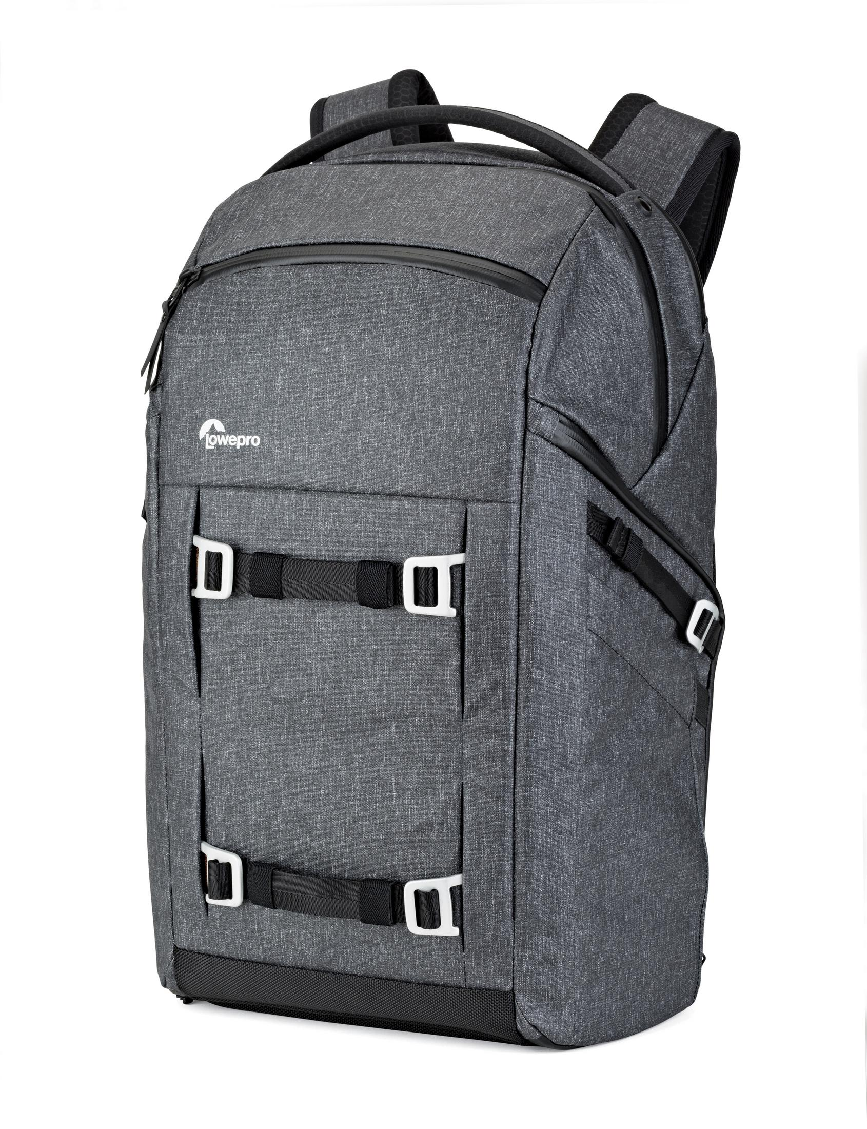 Grauer Rucksack mit mehreren Gurten und Taschen. Der Rucksack befindet sich auf einem weißen Hintergrund.