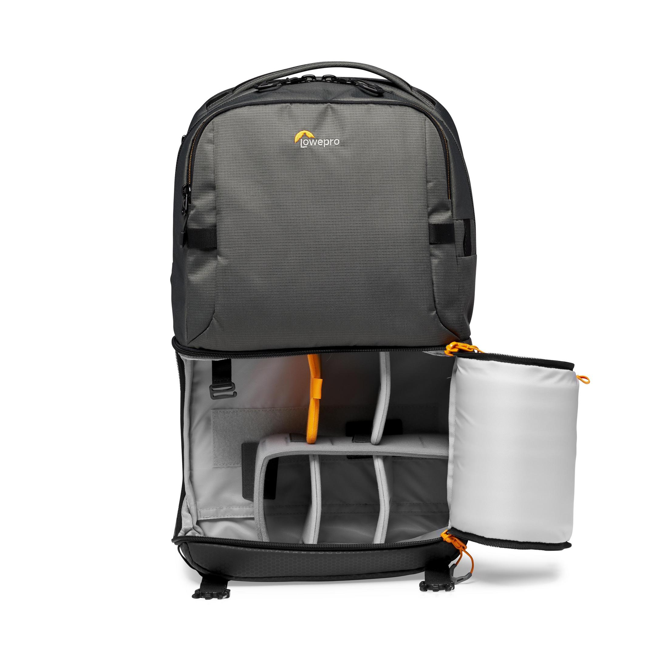 Sac à dos Lowepro noir avec séparateurs orange et compartiments ouverts.
