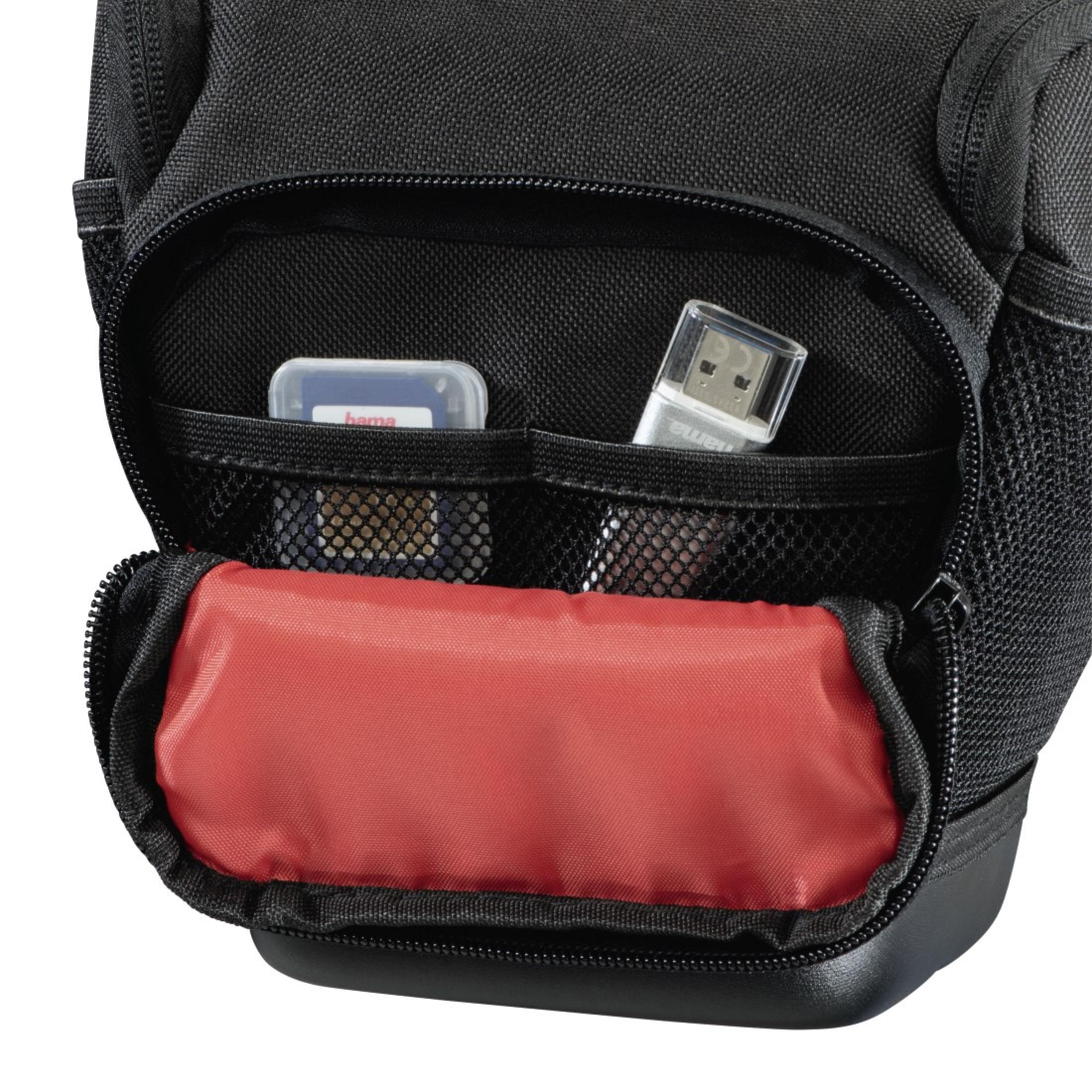 Schwarze Kameratasche mit offenen Taschen. SD-Karte und USB-Stick innen. Rotes Futter sichtbar.