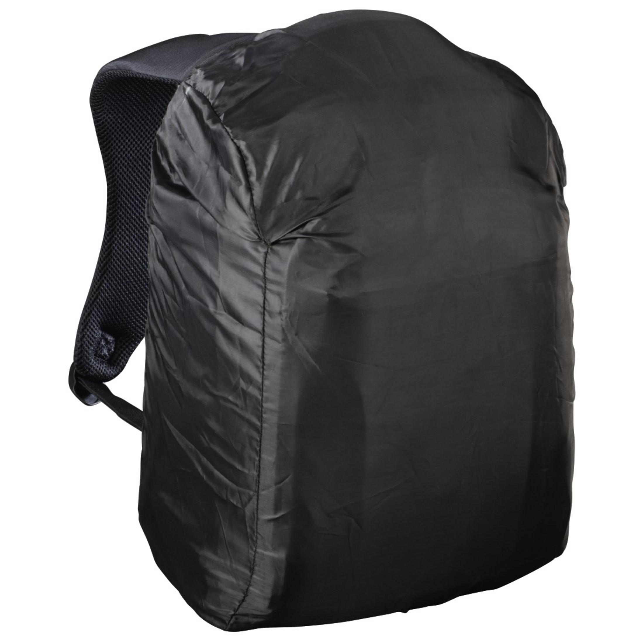 Schwarzer Rucksack mit schwarzer Regenhülle.