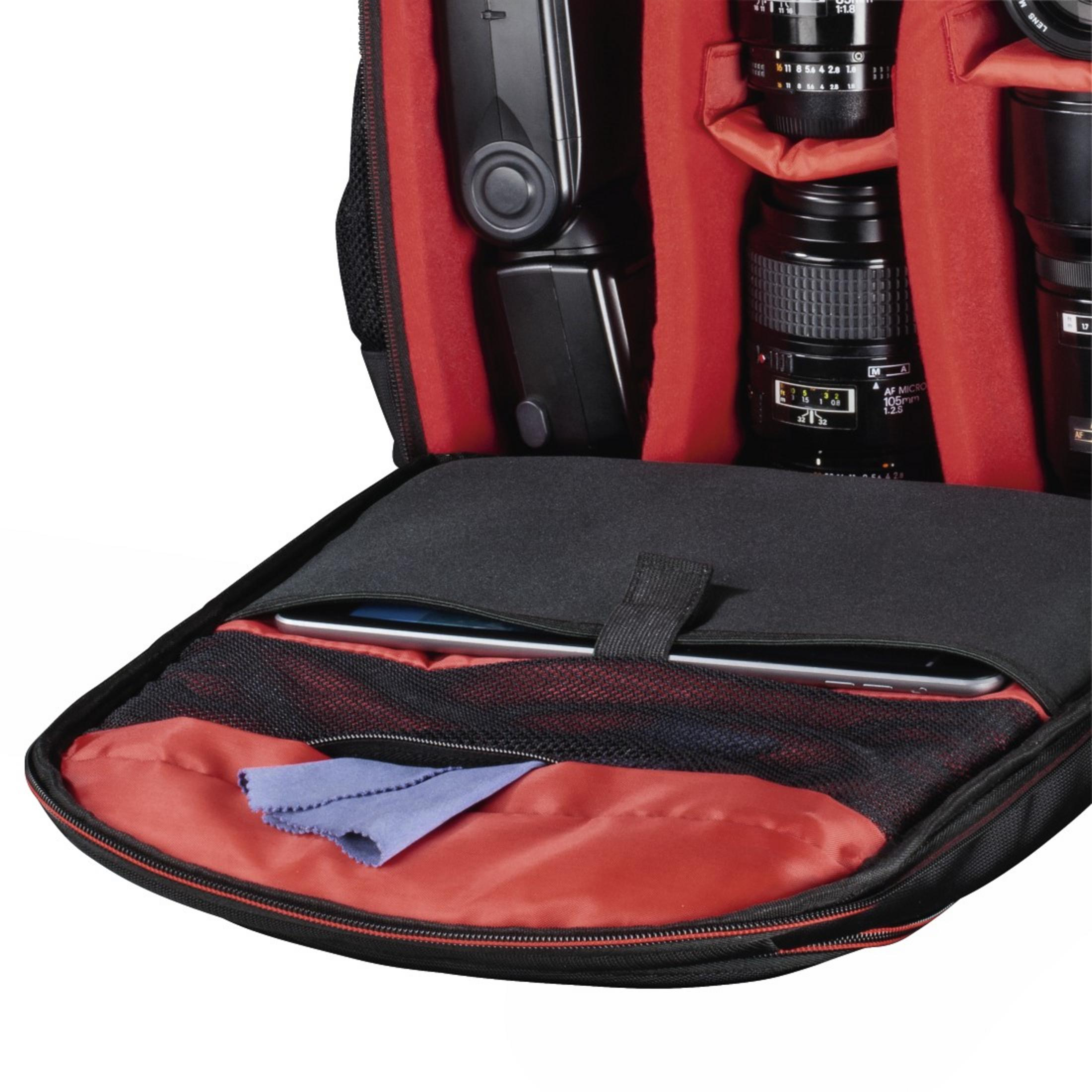 Schwarze Kameratasche mit roter Innenausstattung. Enthält Objektive, einen Blitz und ein Tablet.