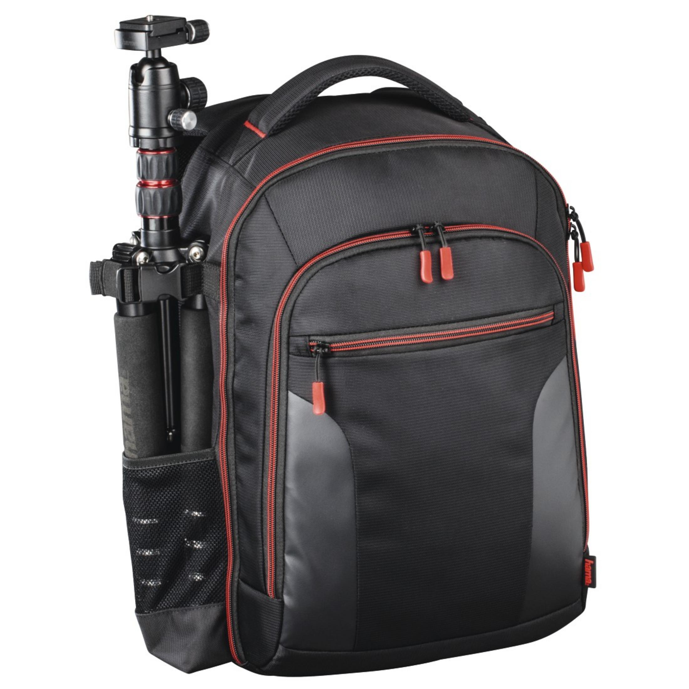 Schwarzer und roter Rucksack mit angebrachtem Stativ. Die Tasche hat mehrere Taschen.