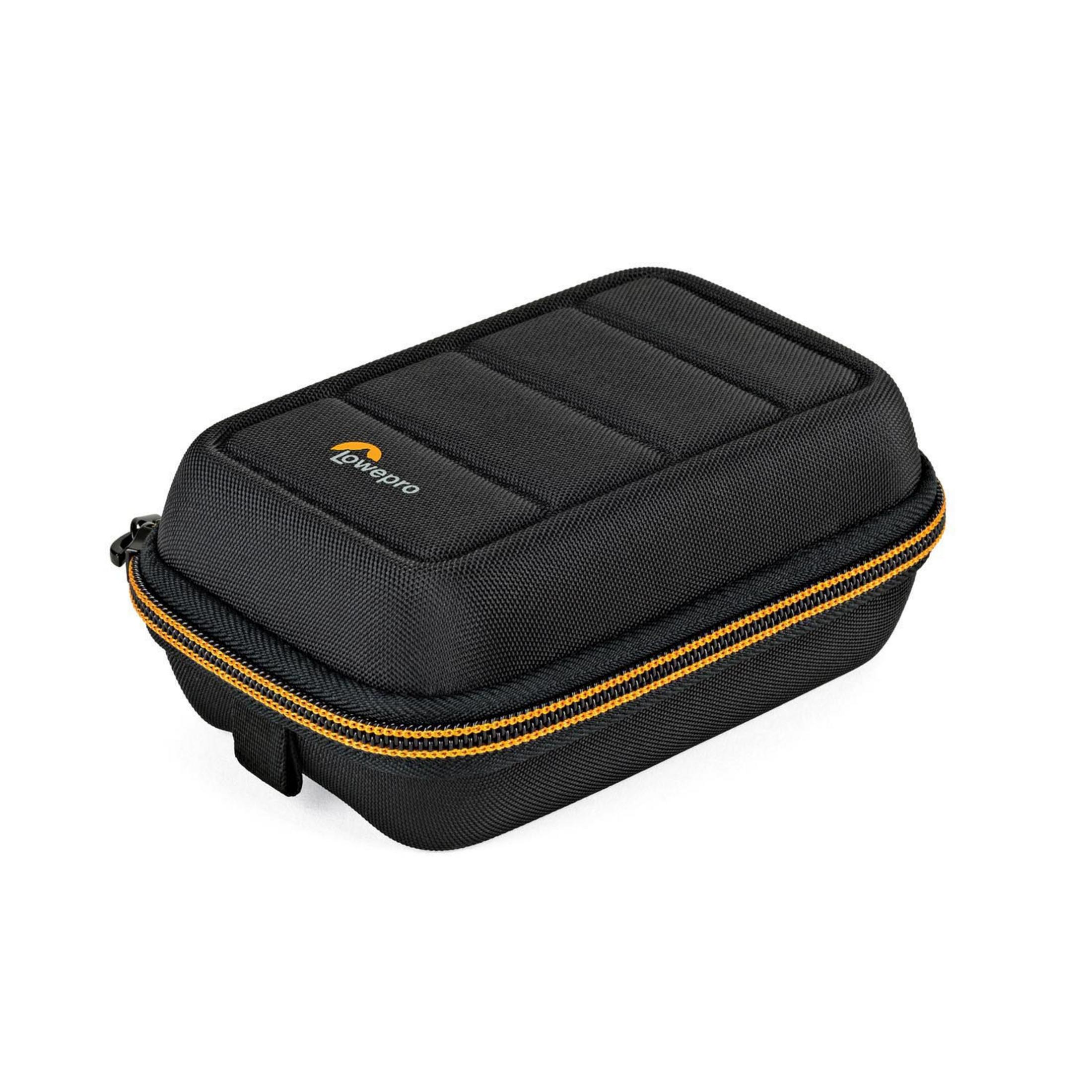 Viene mostrata una custodia per fotocamera Lowepro nera, con una cerniera arancione e una maniglia superiore.