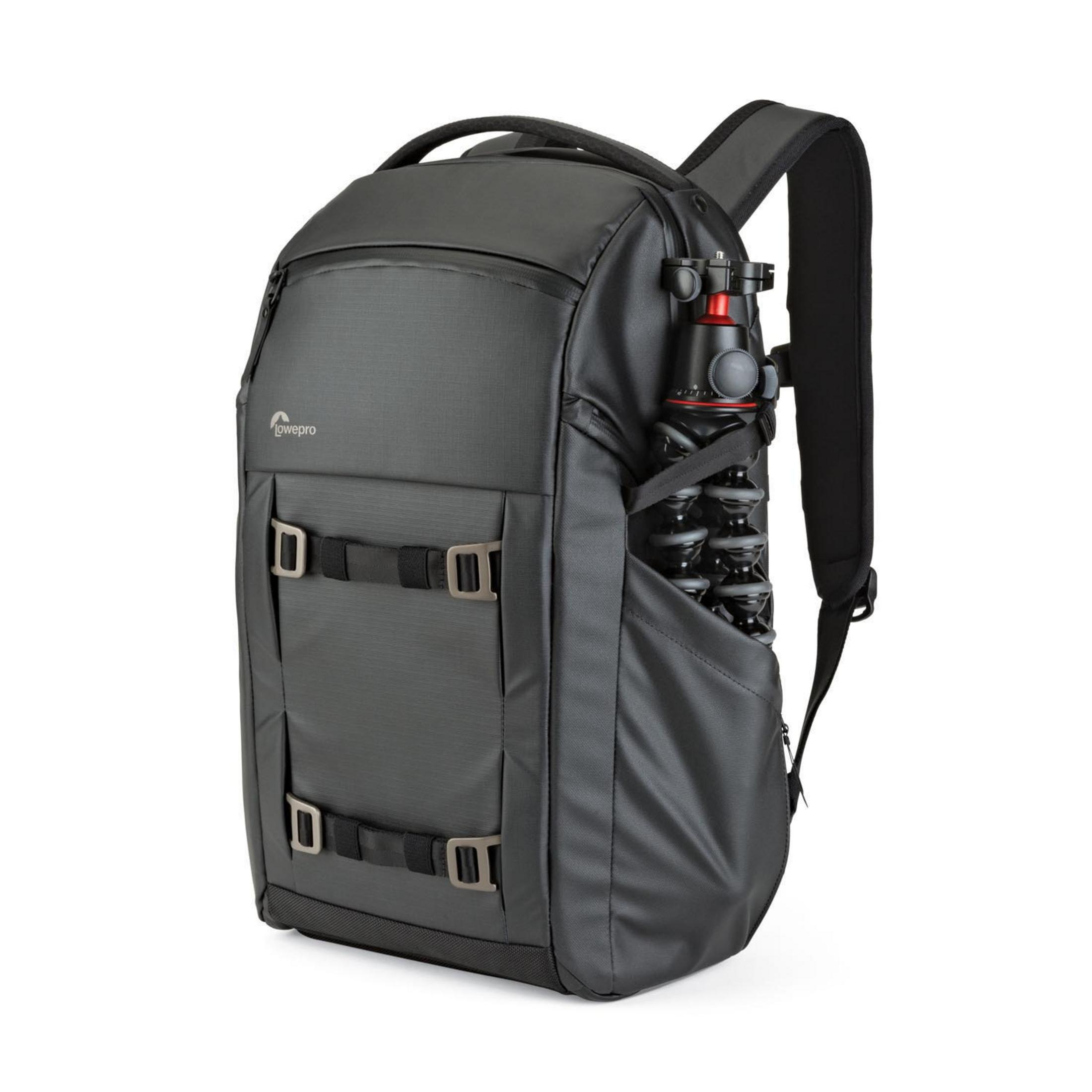 Ein schwarzer Kamerarucksack mit Stativ. Der Rucksack befindet sich auf weißem Hintergrund.