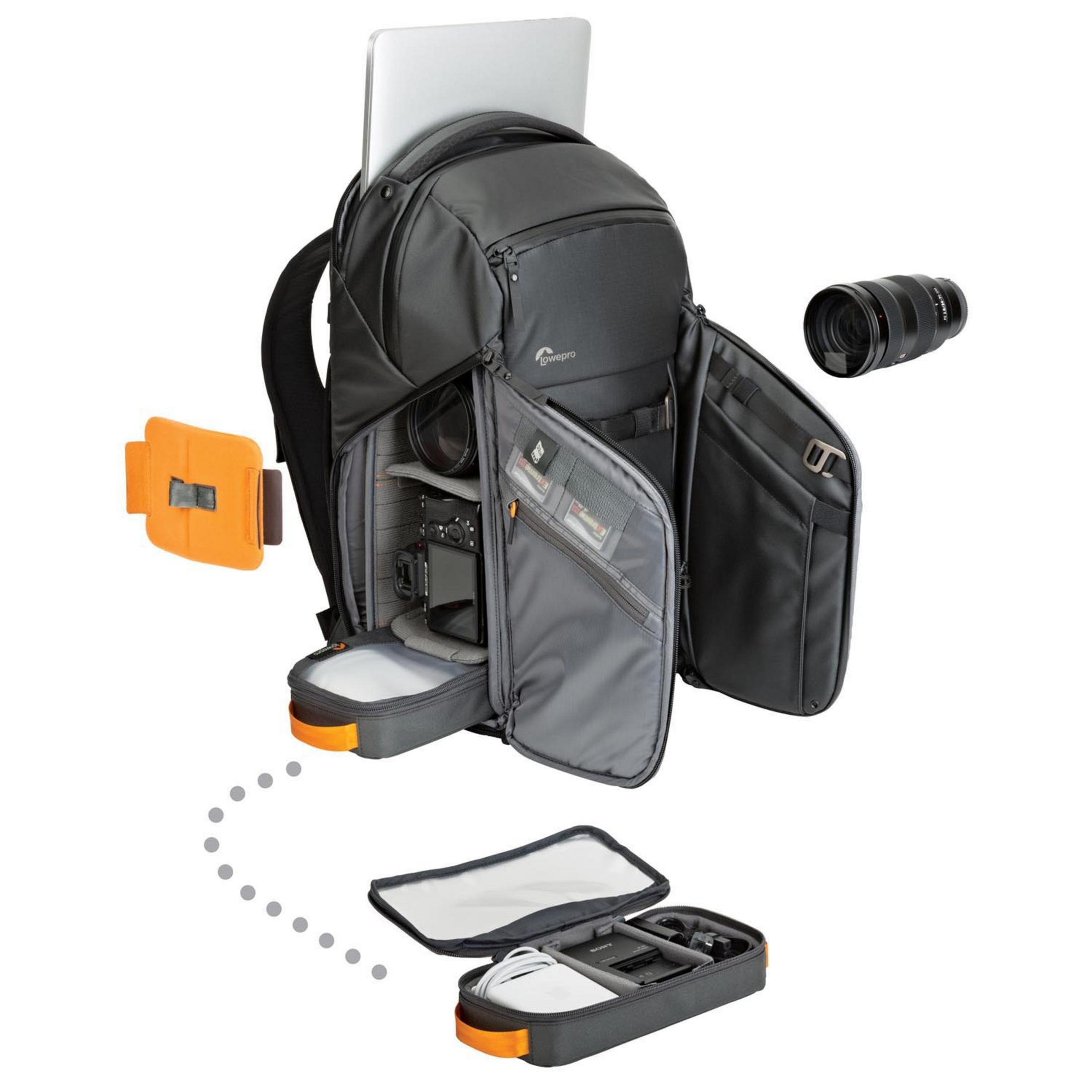 Offener Rucksack mit Kamera und Laptop. Zubehör und zusätzliches Objektiv. Oranger Riemen. Grauer Innenraum.