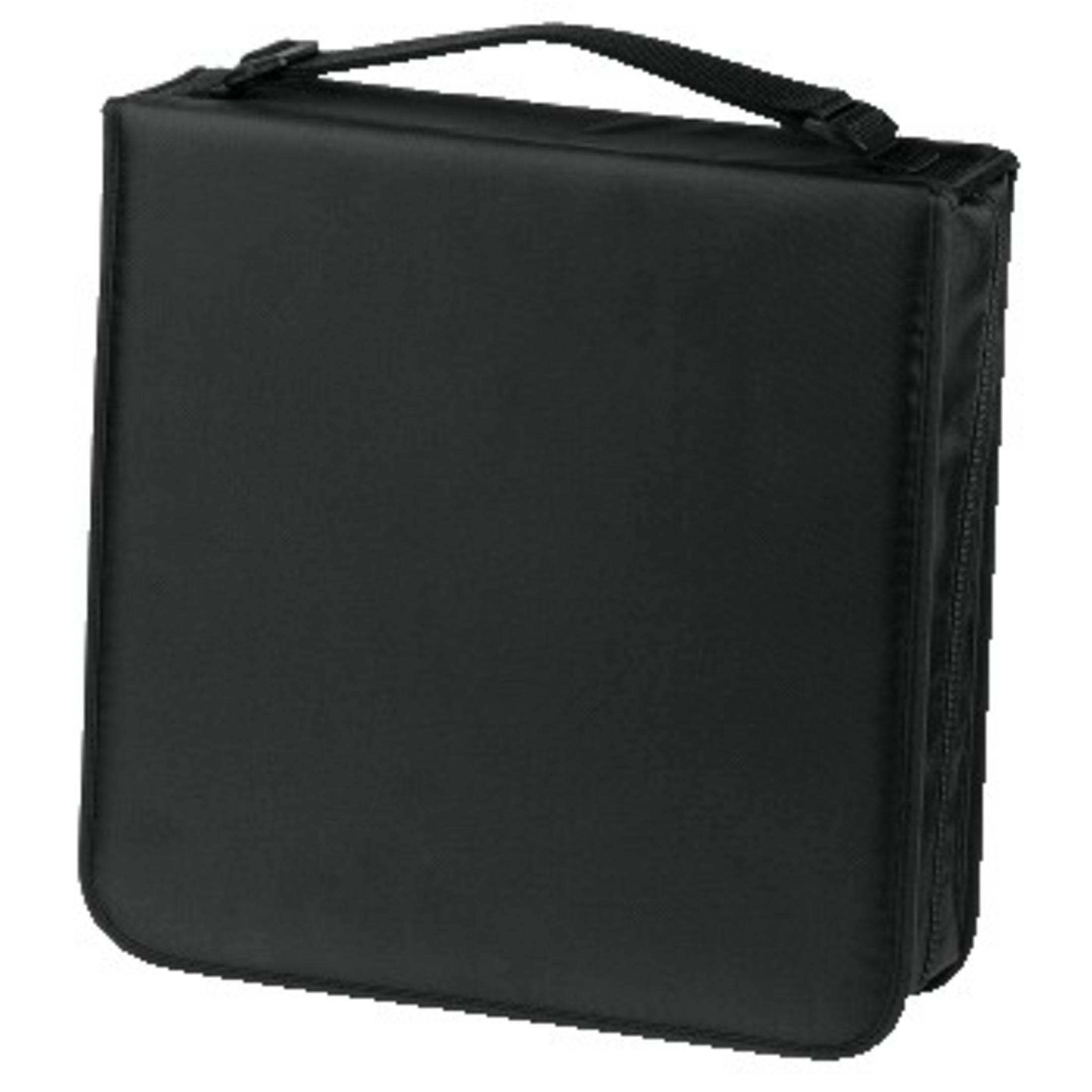 Schwarze quadratische Tasche mit Griff und Reißverschluss. Geschlossen.
