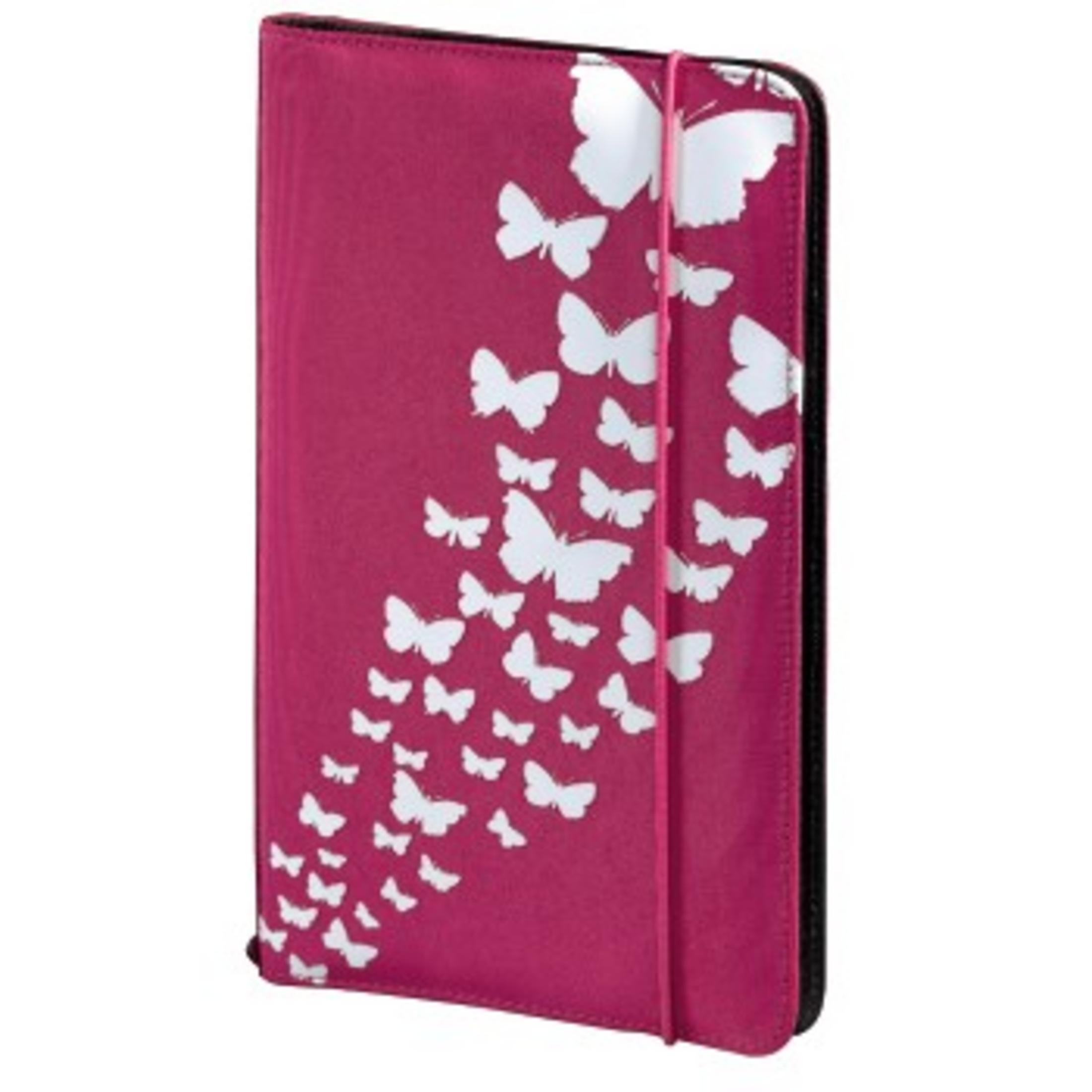 Rosa Tablethülle mit Schmetterlingsdesign und schwarzem Rand, mit Riemen verschlossen.