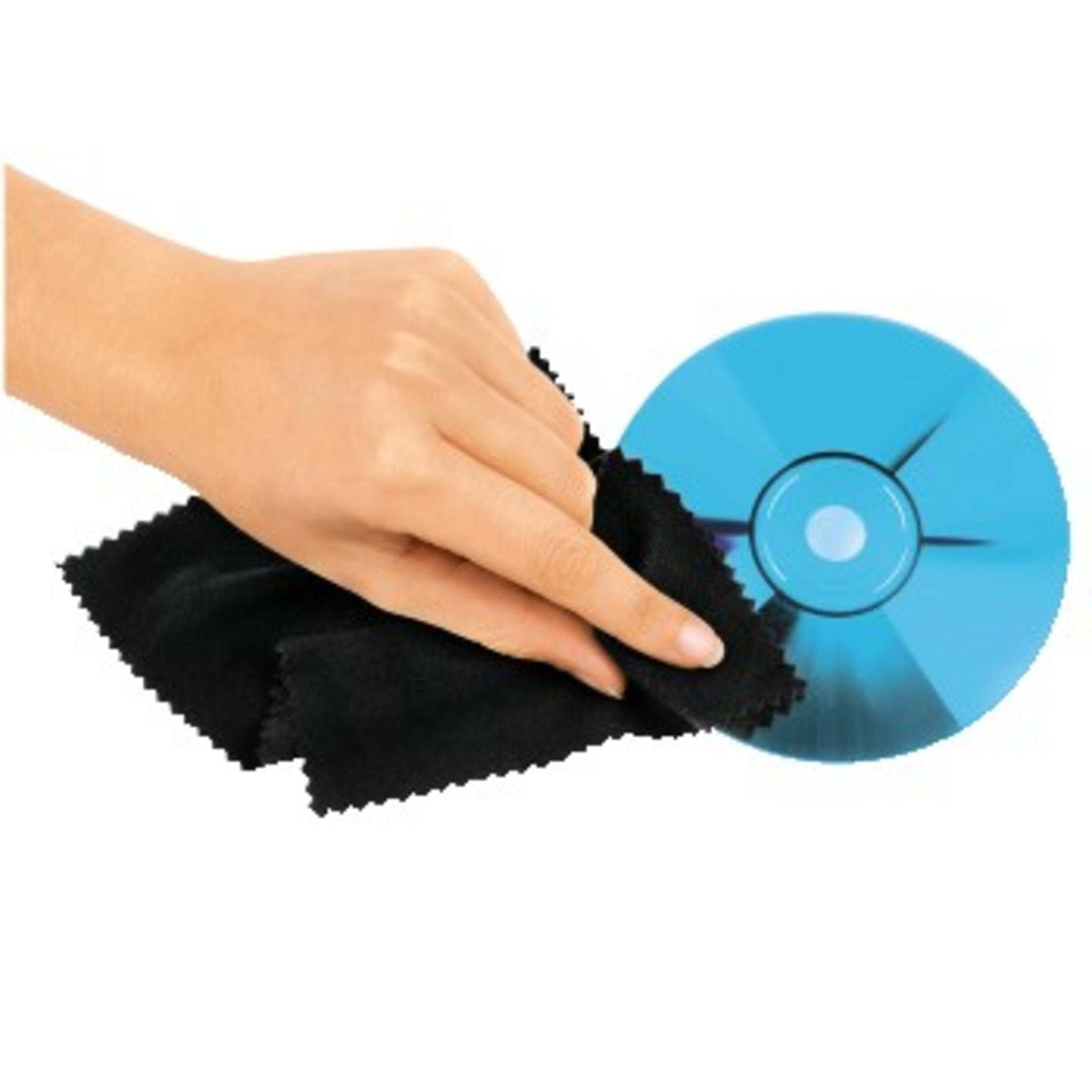 Hand reinigt eine blaue CD mit einem schwarzen Tuch, die CD hat ein blaues Farbverlaufsdesign, auf weißem Hintergrund.