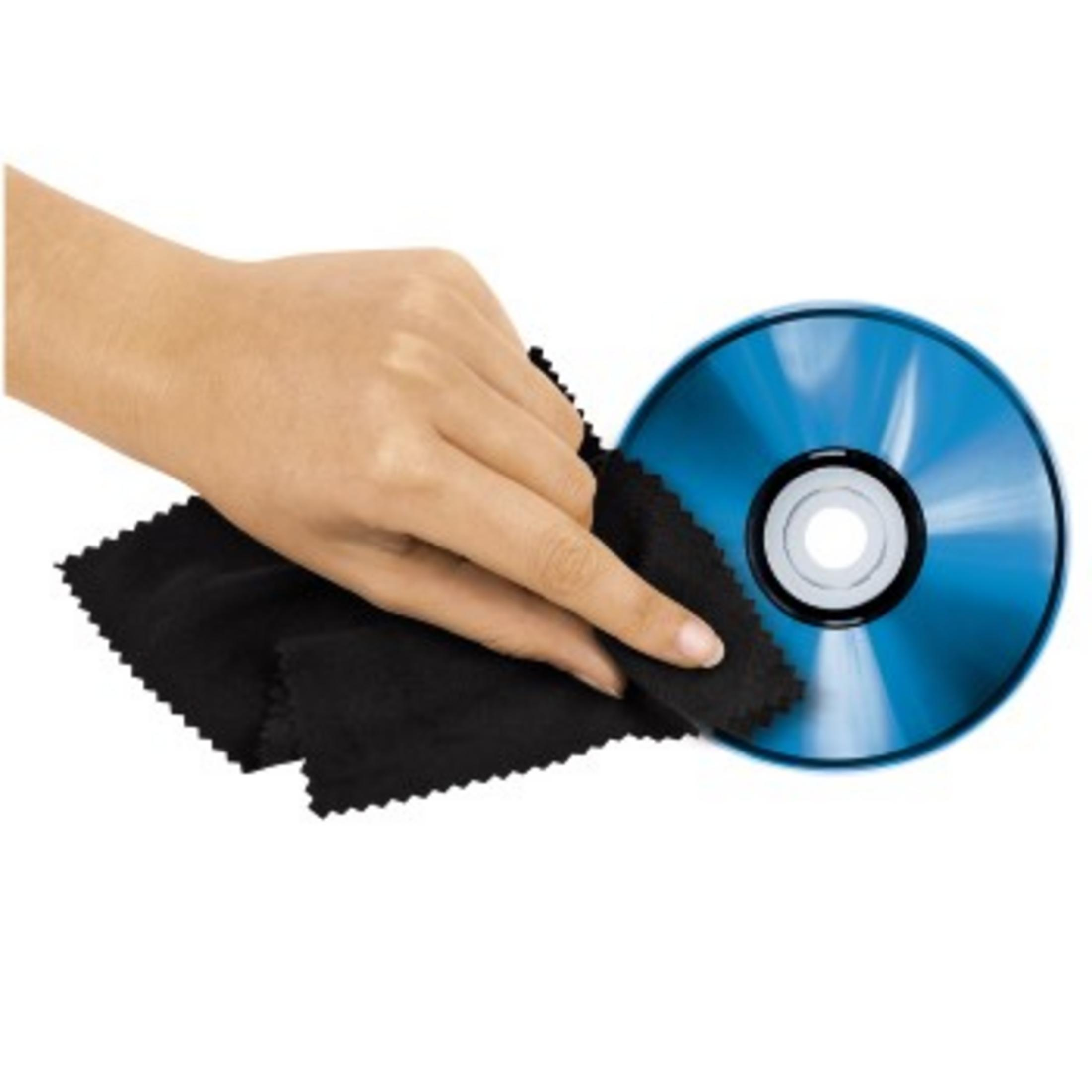 Eine Hand reinigt eine blaue CD mit einem schwarzen Tuch. Beide liegen auf einer weißen Oberfläche.