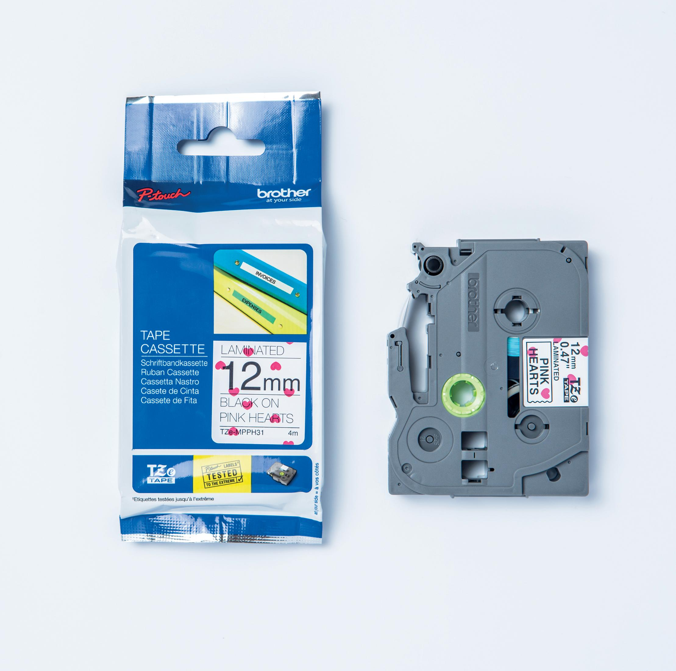 Brother Etikettenbandkassette und Verpackung mit rosa Herzen. Das Band ist 12 mm laminiert.
