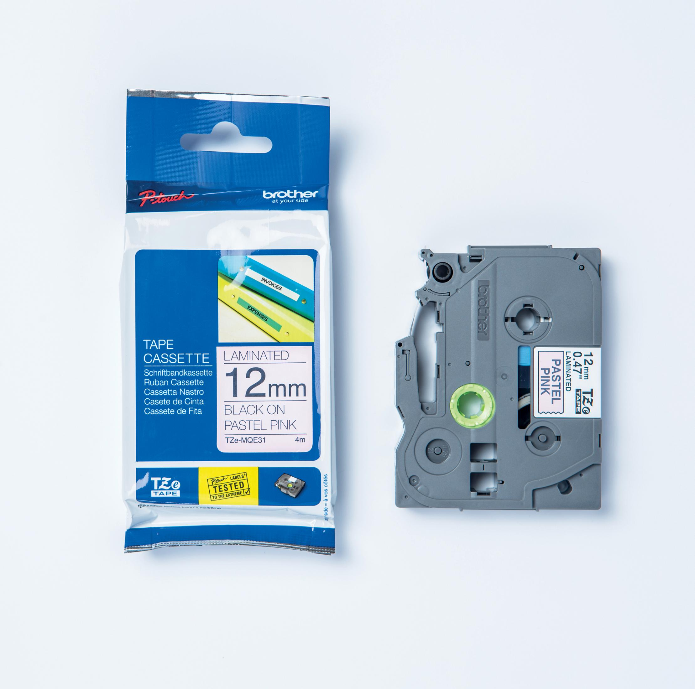 Verpackte Brother-Bandkassette „12 mm Schwarz auf Pastellrosa“ neben einer offenen grauen Kassette.