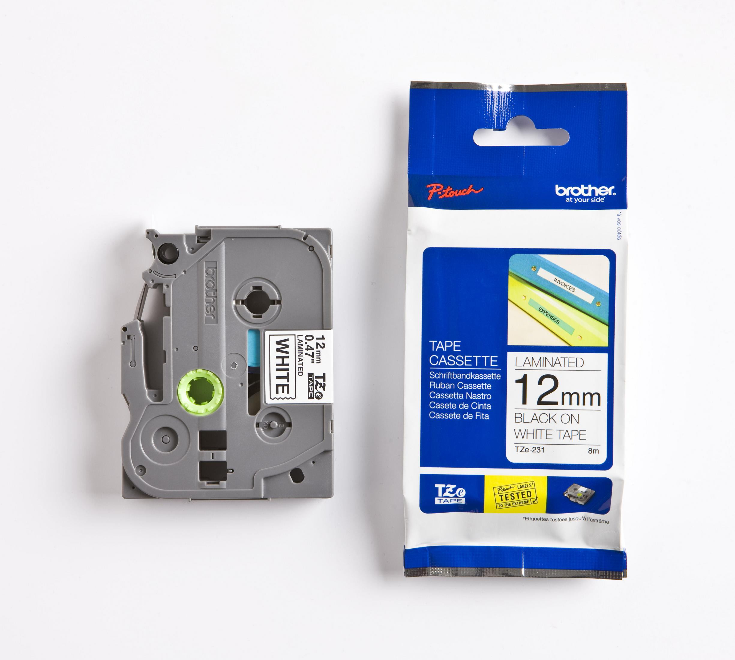 Verpackte Brother-Bandkassette „12 mm Schwarz auf Weiß“ neben einer offenen grauen Kassette.
