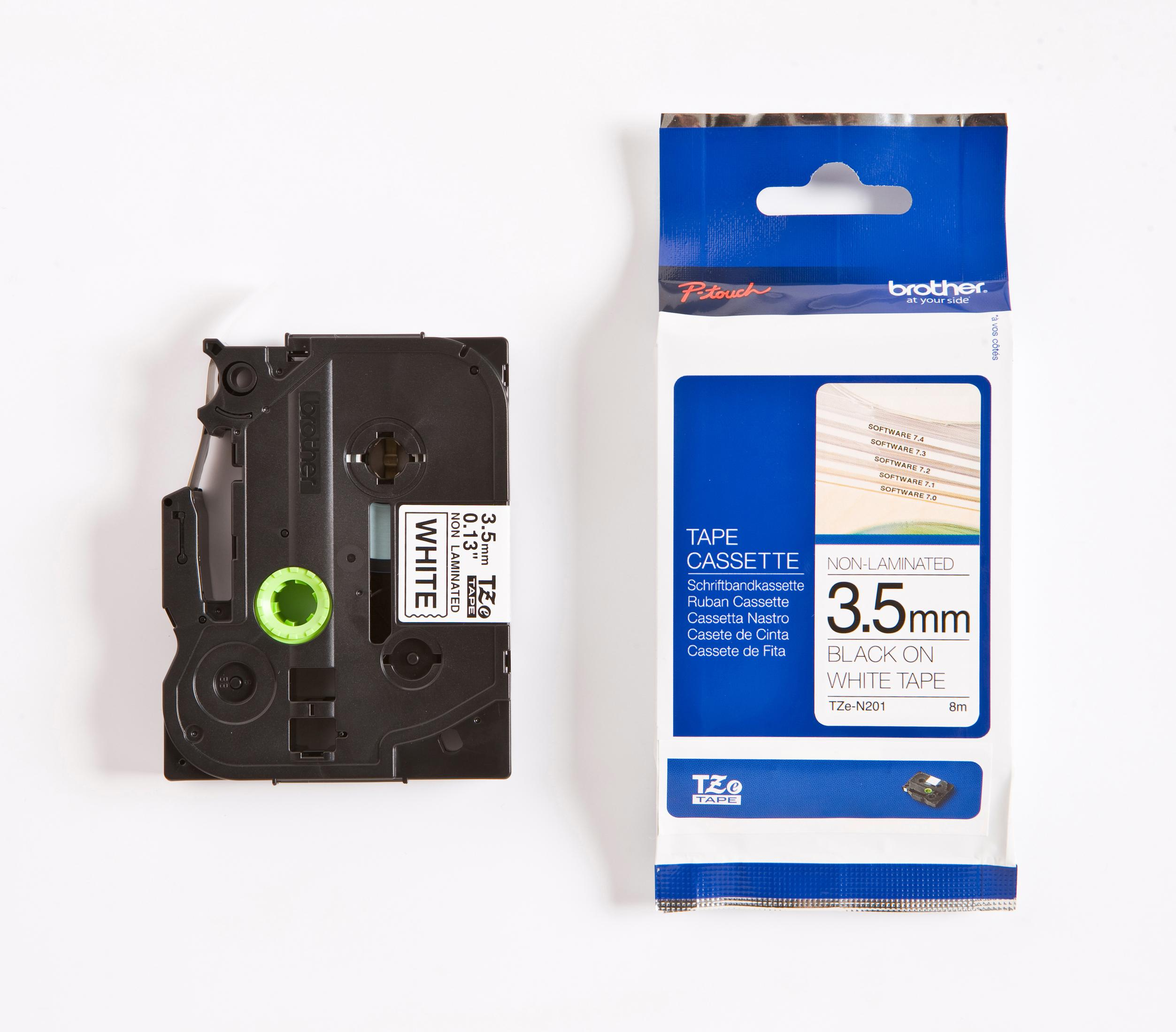 Verpackte Brother-Bandkassette „3,5 mm Schwarz auf Weiß“ neben einer offenen schwarzen Kassette.