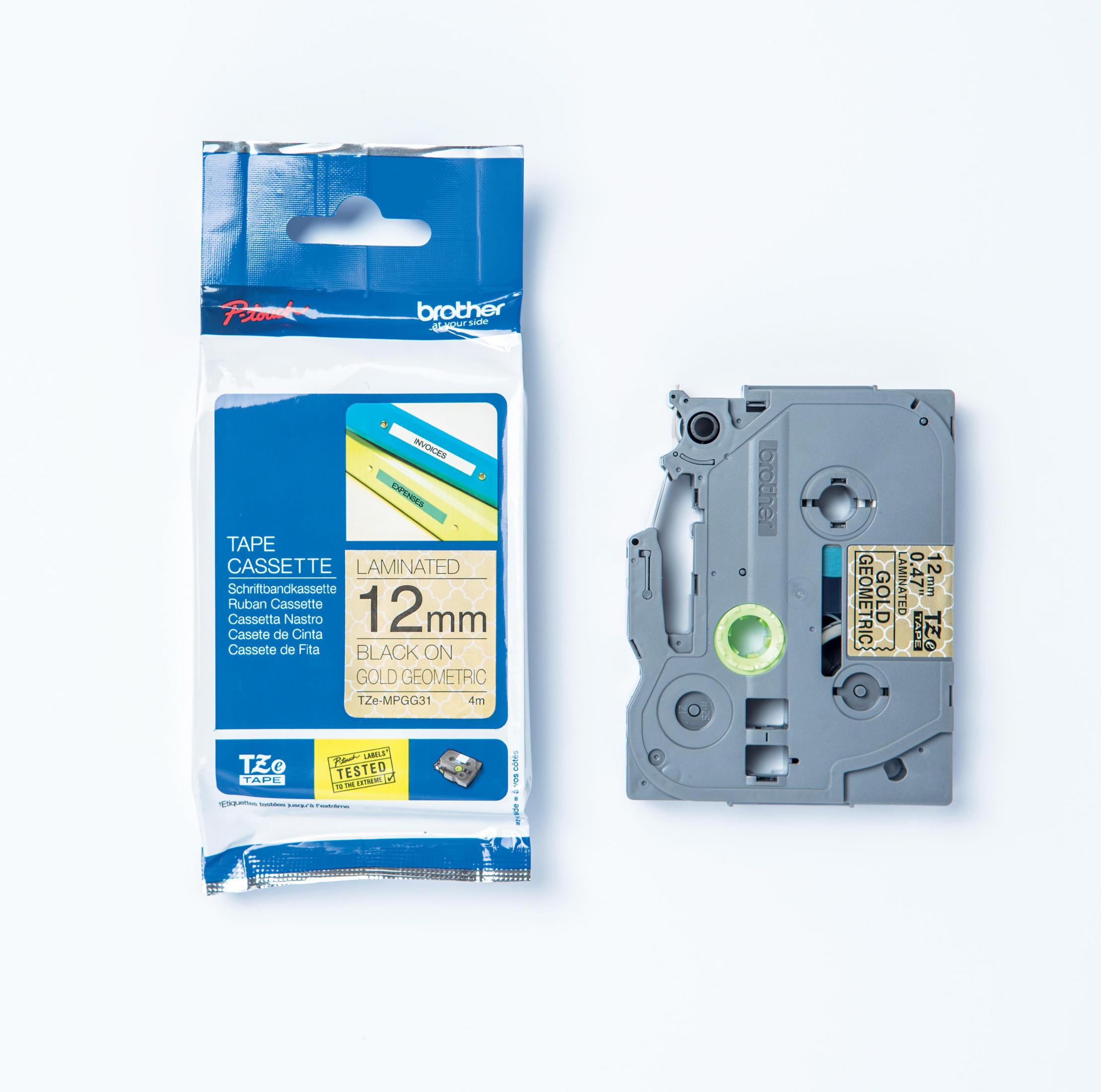 Eine Beschriftungsbandkassette. Eine transparente Kunststoffverpackung und eine graue Kunststoffkassette werden angezeigt.