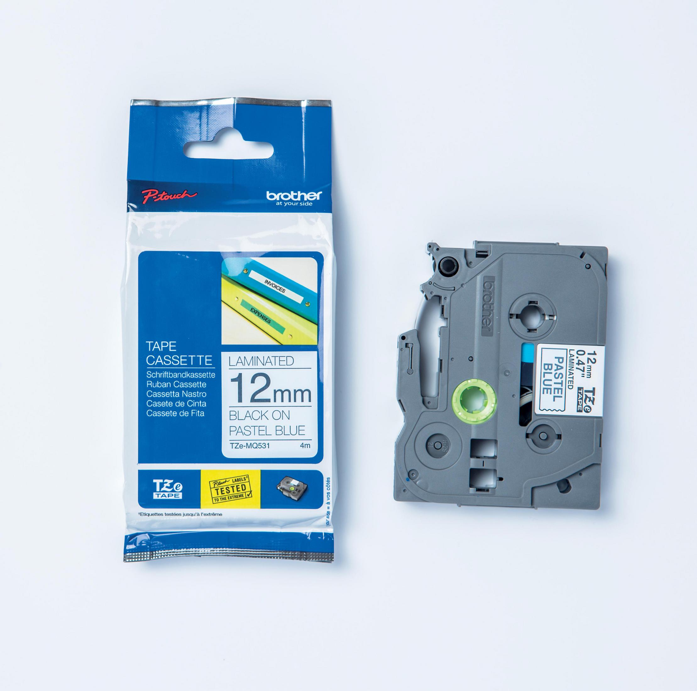 Zwei Kassetten. Eine ist in einer blauen Verpackung und die andere ist grau. Der Hintergrund ist weiß.