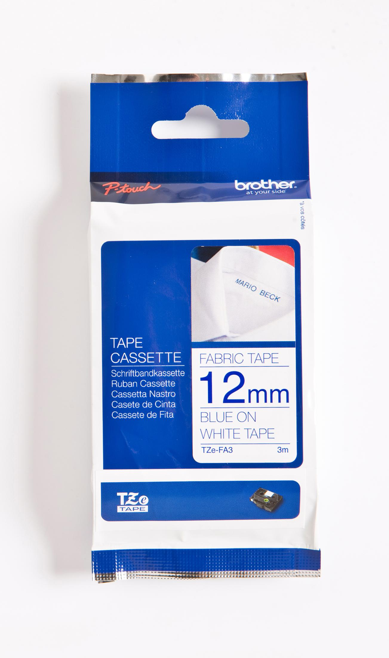 Eine blau-weiße Etikettenbandkassette. Der Text zeigt ein Etikettenband für Stoff, 12 mm breit.