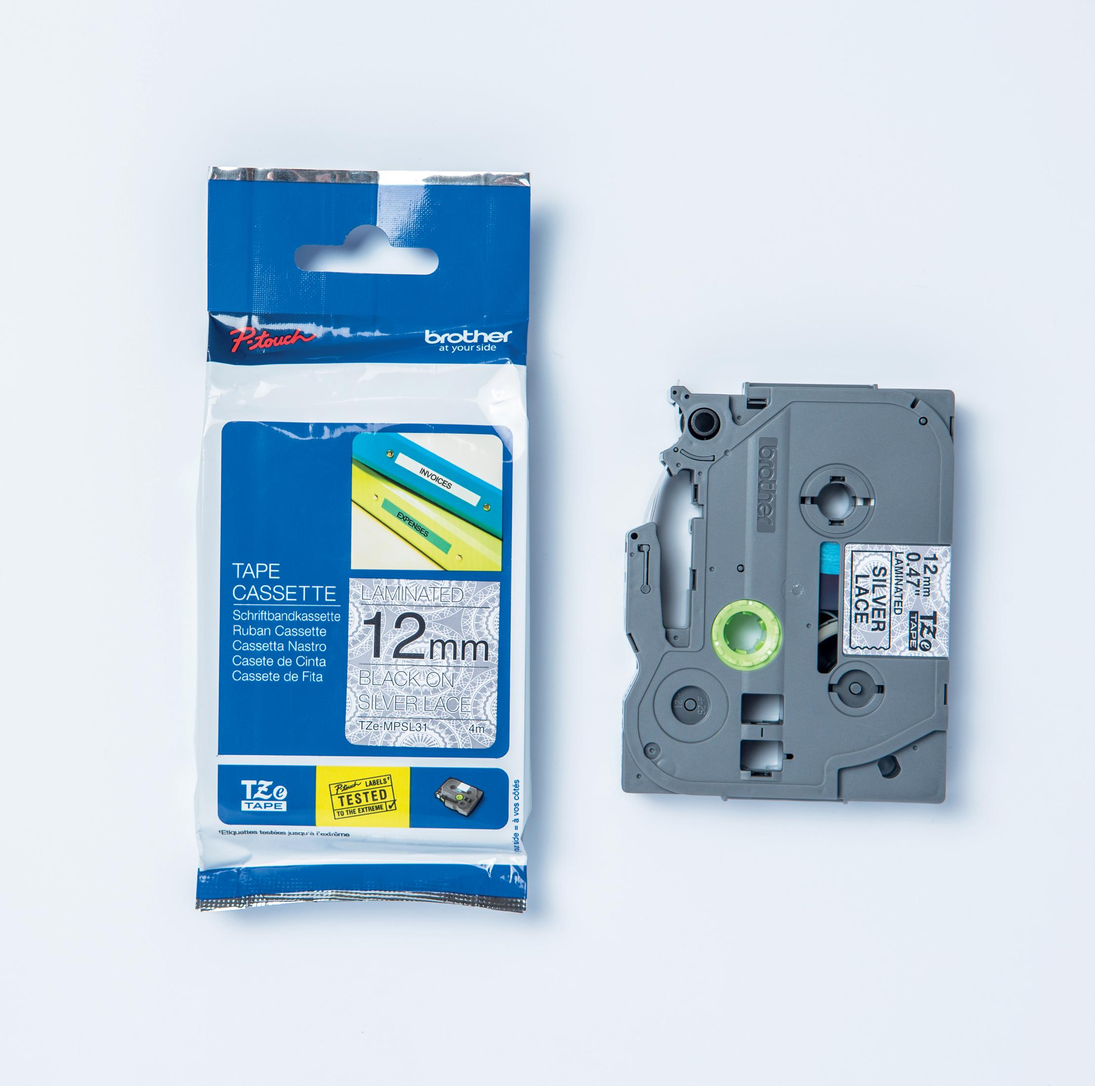 Zwei Kassetten. Eine ist in einer blauen Verpackung und die andere ist grau. Der Hintergrund ist weiß.