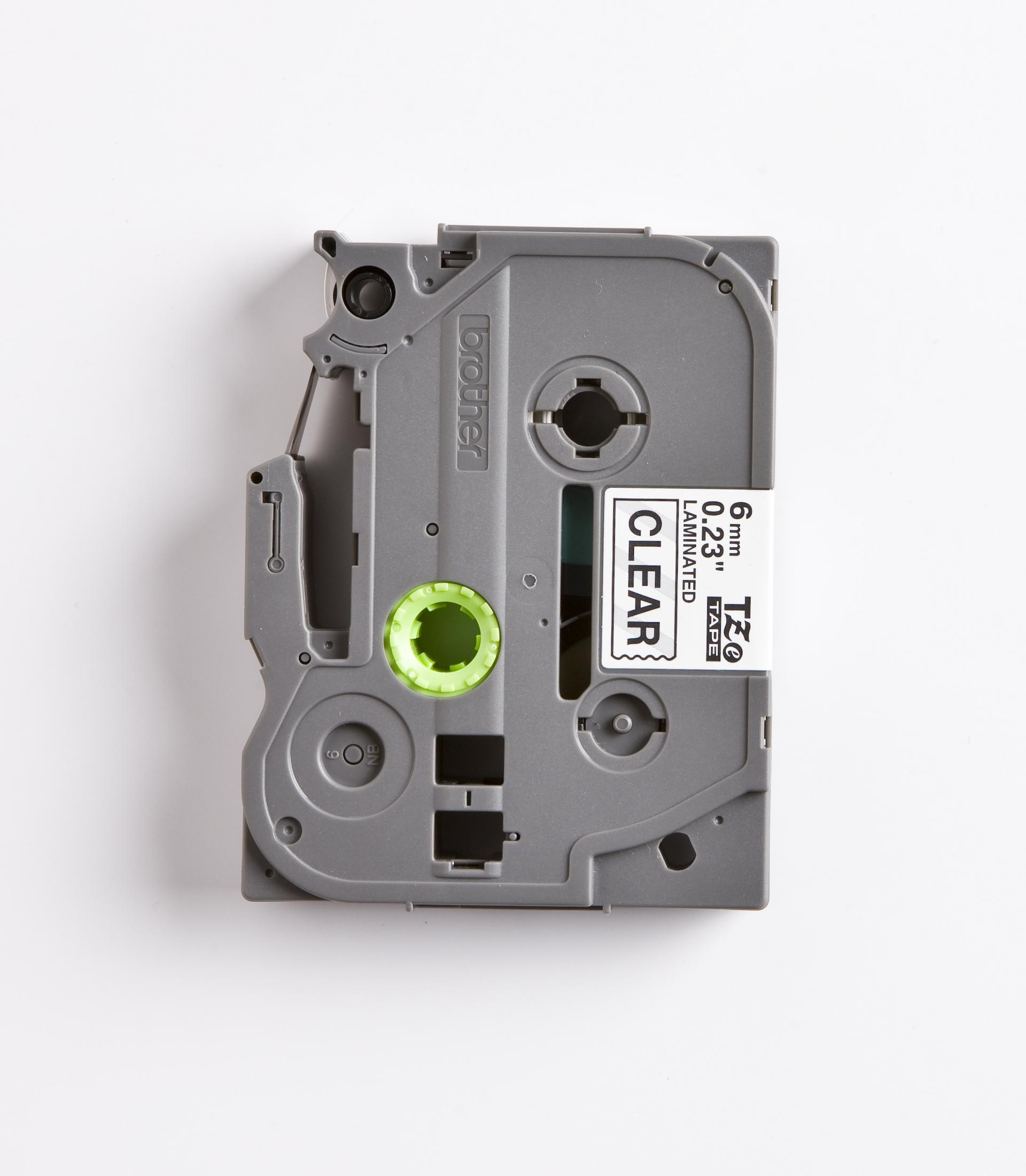 Una cartuccia per etichette grigia con testo 'Brother' e 'CLEAR'. Visibile la bobina verde.