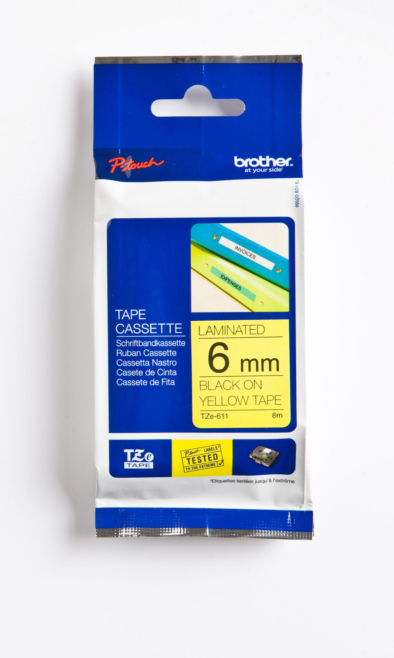 Brother P-touch Kassettenverpackung. Blau und weiß mit gelbem und schwarzem Band sichtbar.