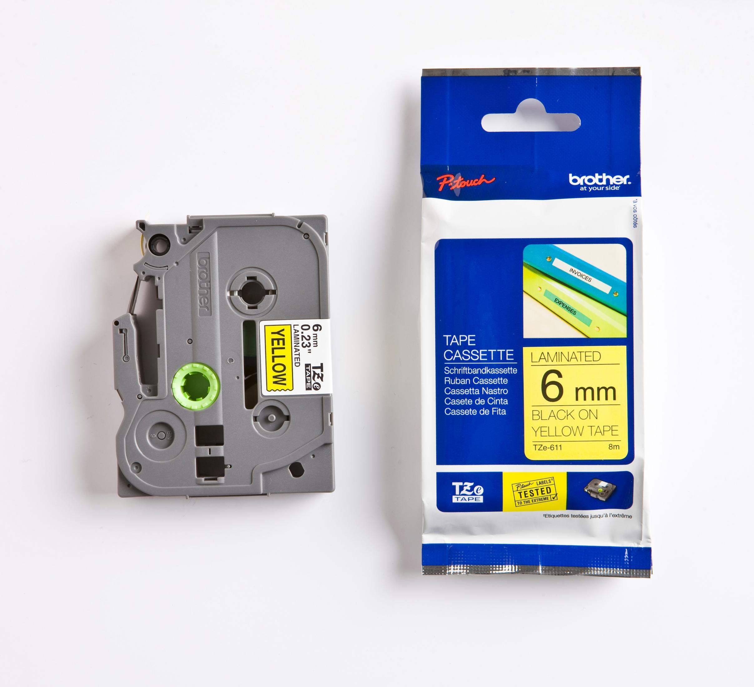 Eine gelbe Brother-Etikettenkassette und eine Verpackung mit dem Etikettenband.