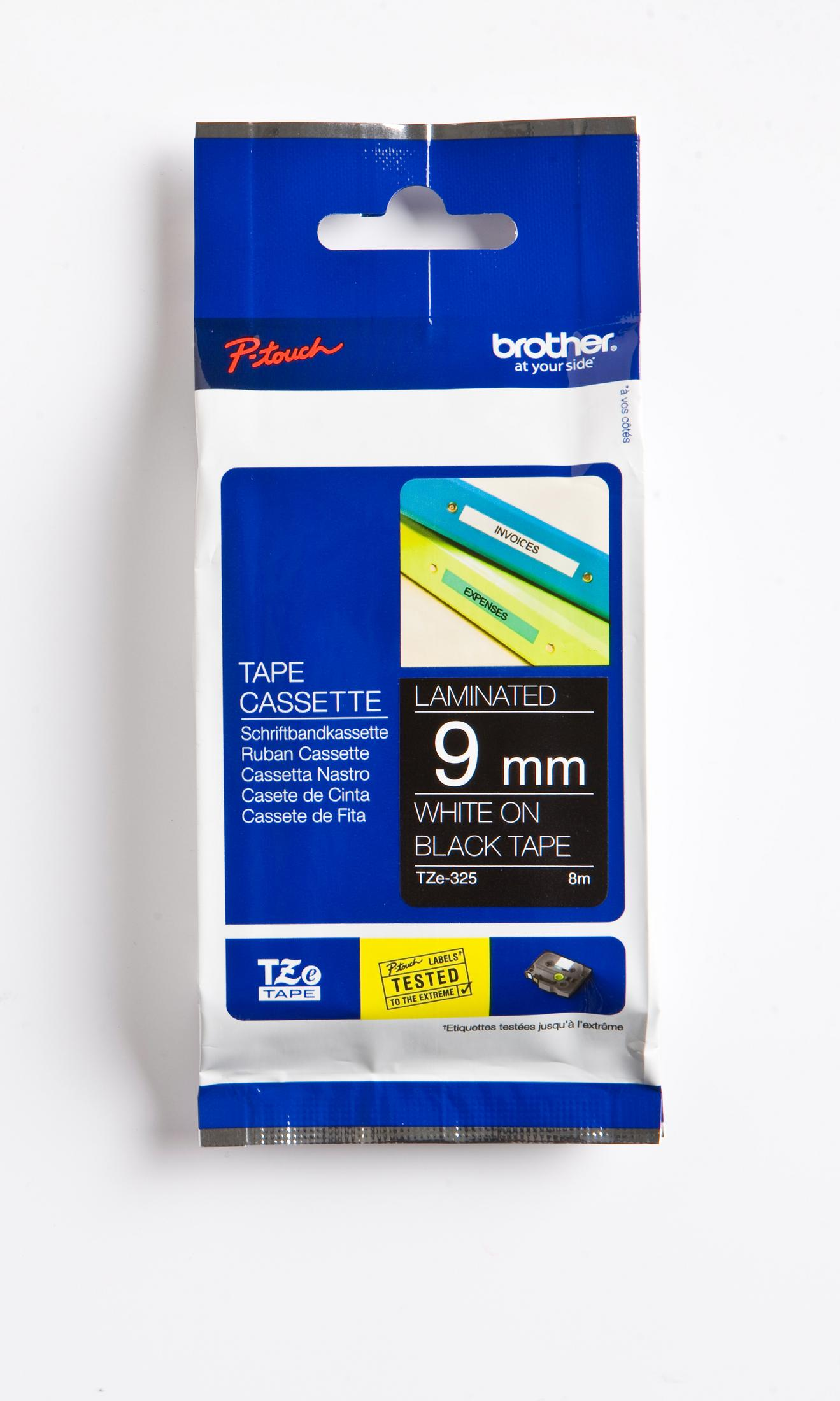Eine Brother PTouch Etikettentape-Kassette. Die Verpackung ist weiß und blau. Das Band ist schwarz auf weiß.
