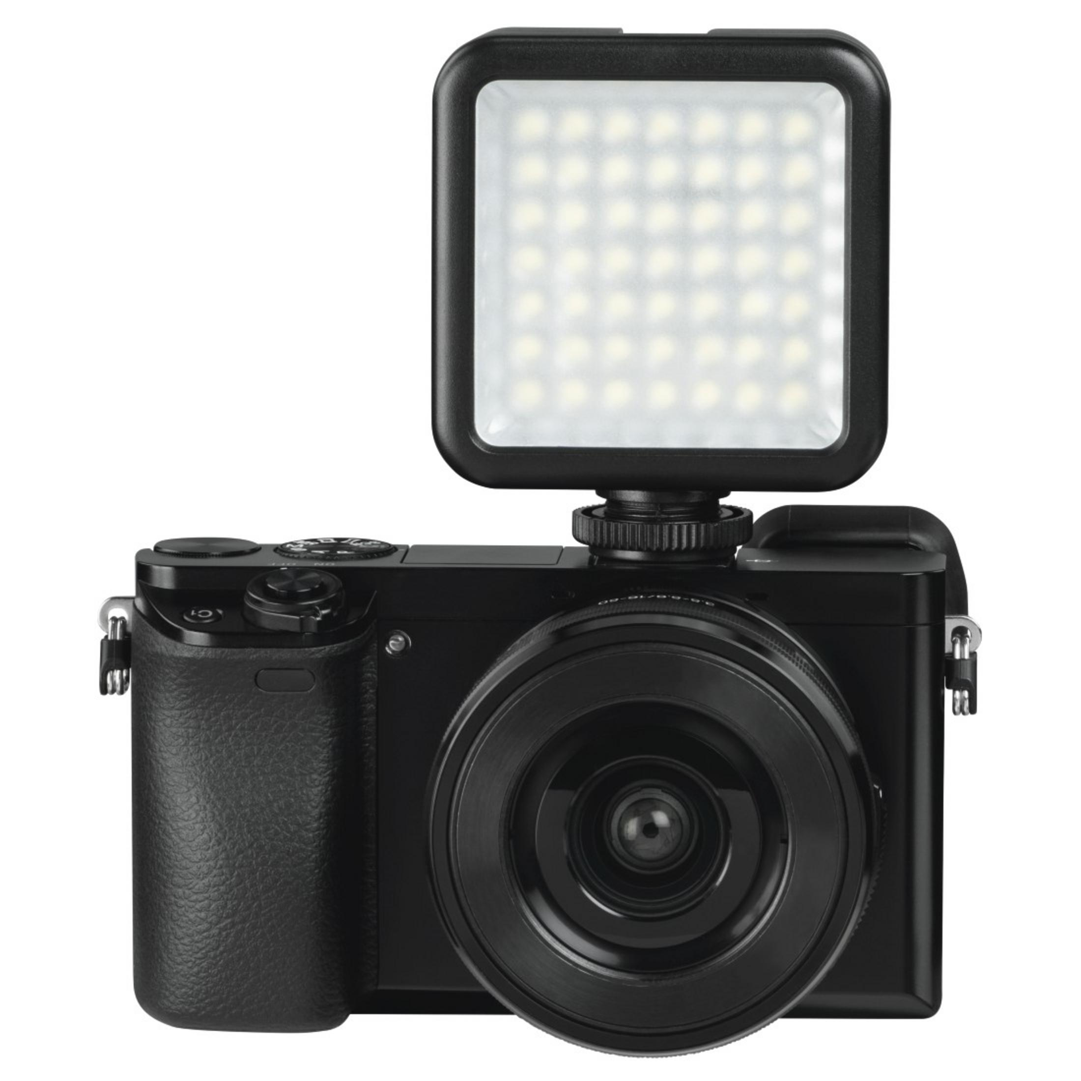 Cámara negra con un accesorio de luz LED blanca. Lente negra.