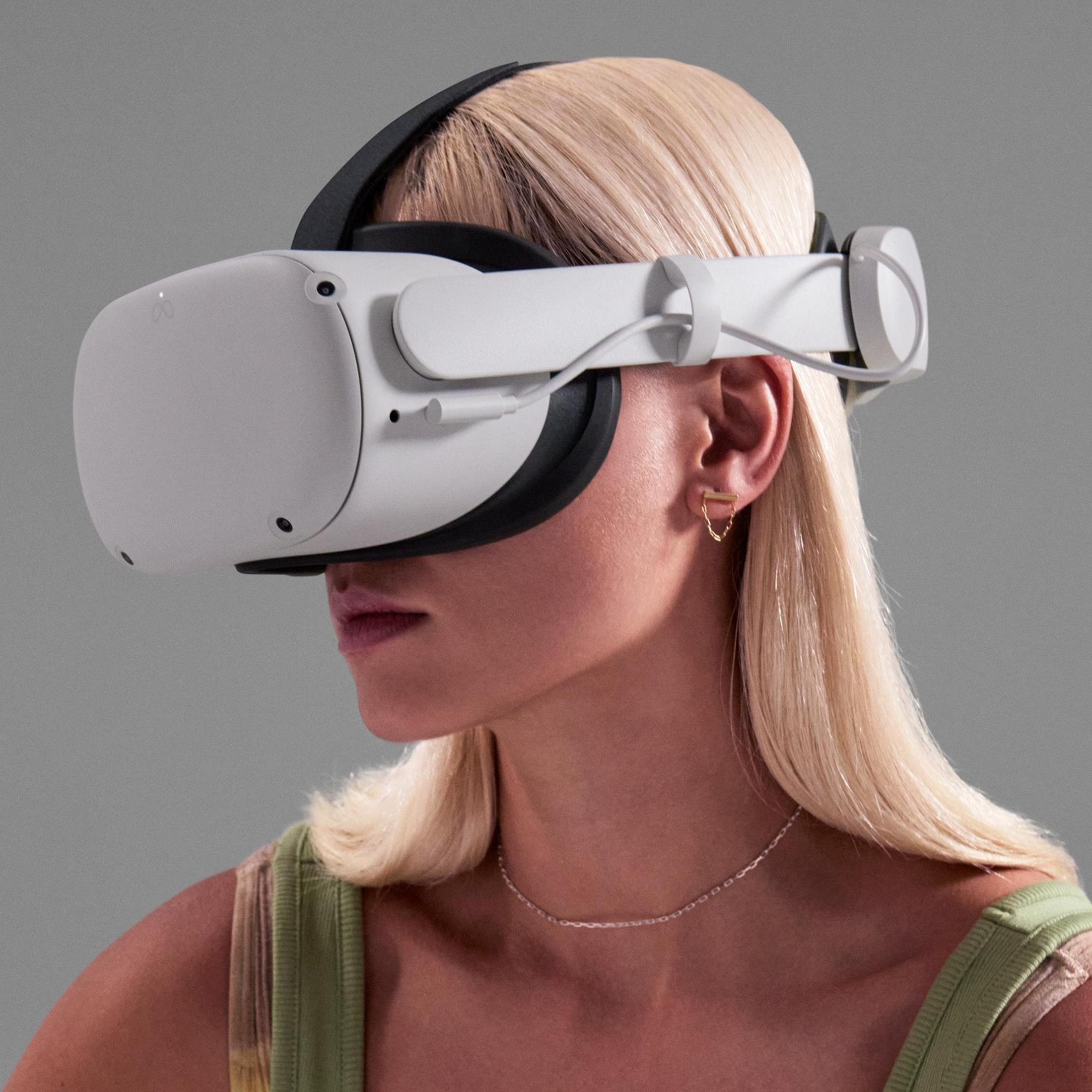 Eine Frau mit weißem VR-Headset, blonden Haaren und goldenen Creolen.