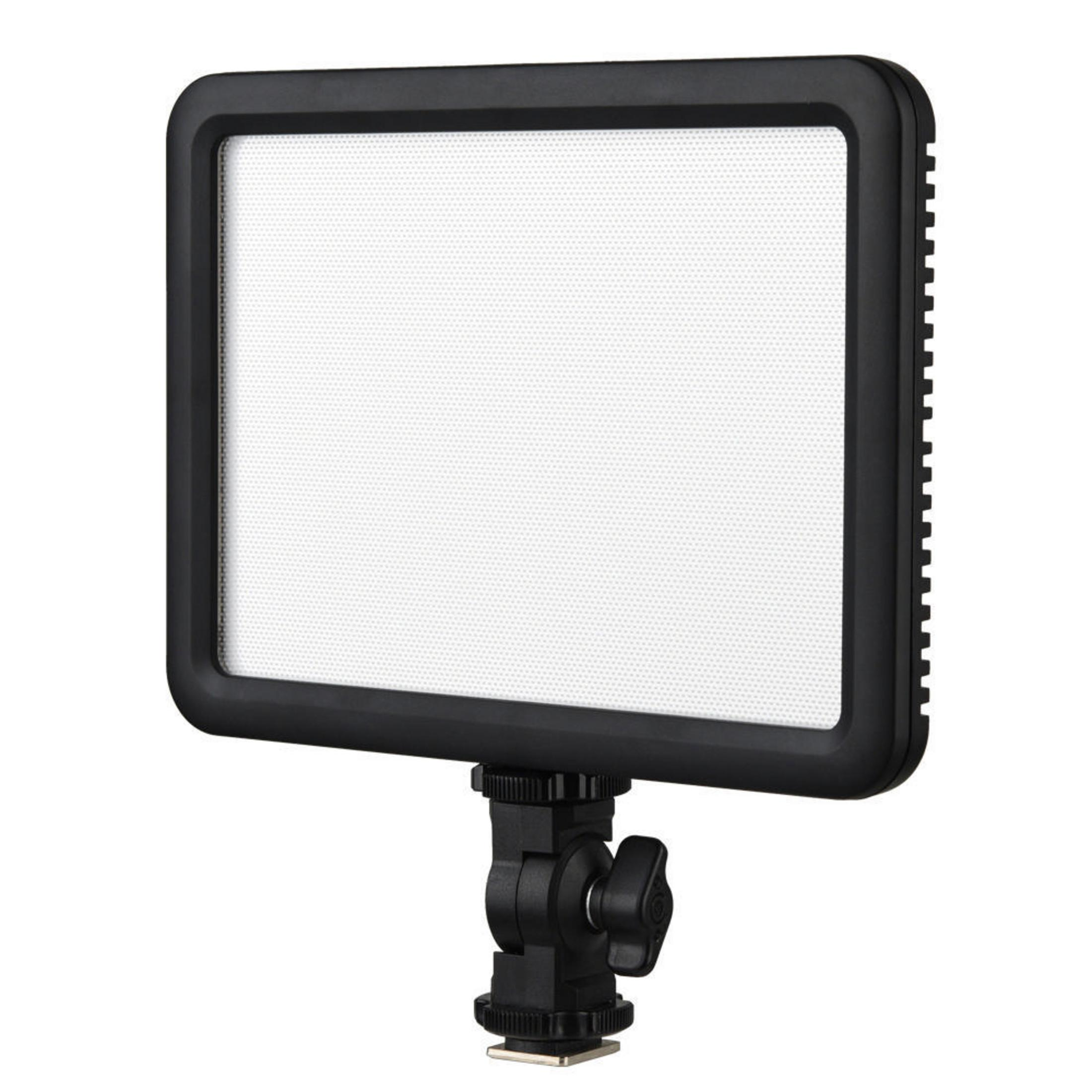 Eine schwarze LED-Panel-Leuchte mit weißem Lichtbereich, montiert auf einem Ständer, isoliert auf Weiß.