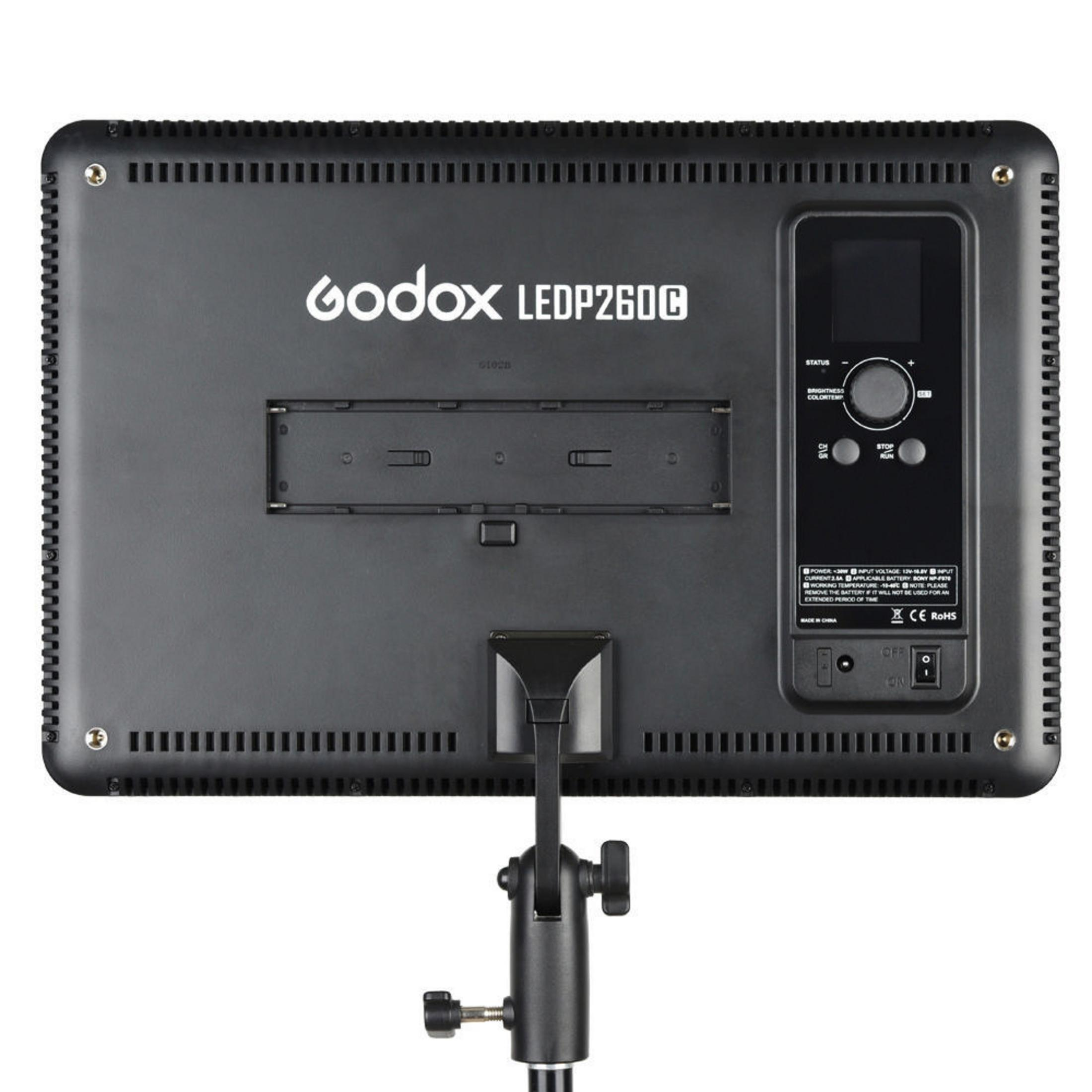 Schwarzes Godox LED-Panel mit Bildschirm, Bedienelementen und Halterung.