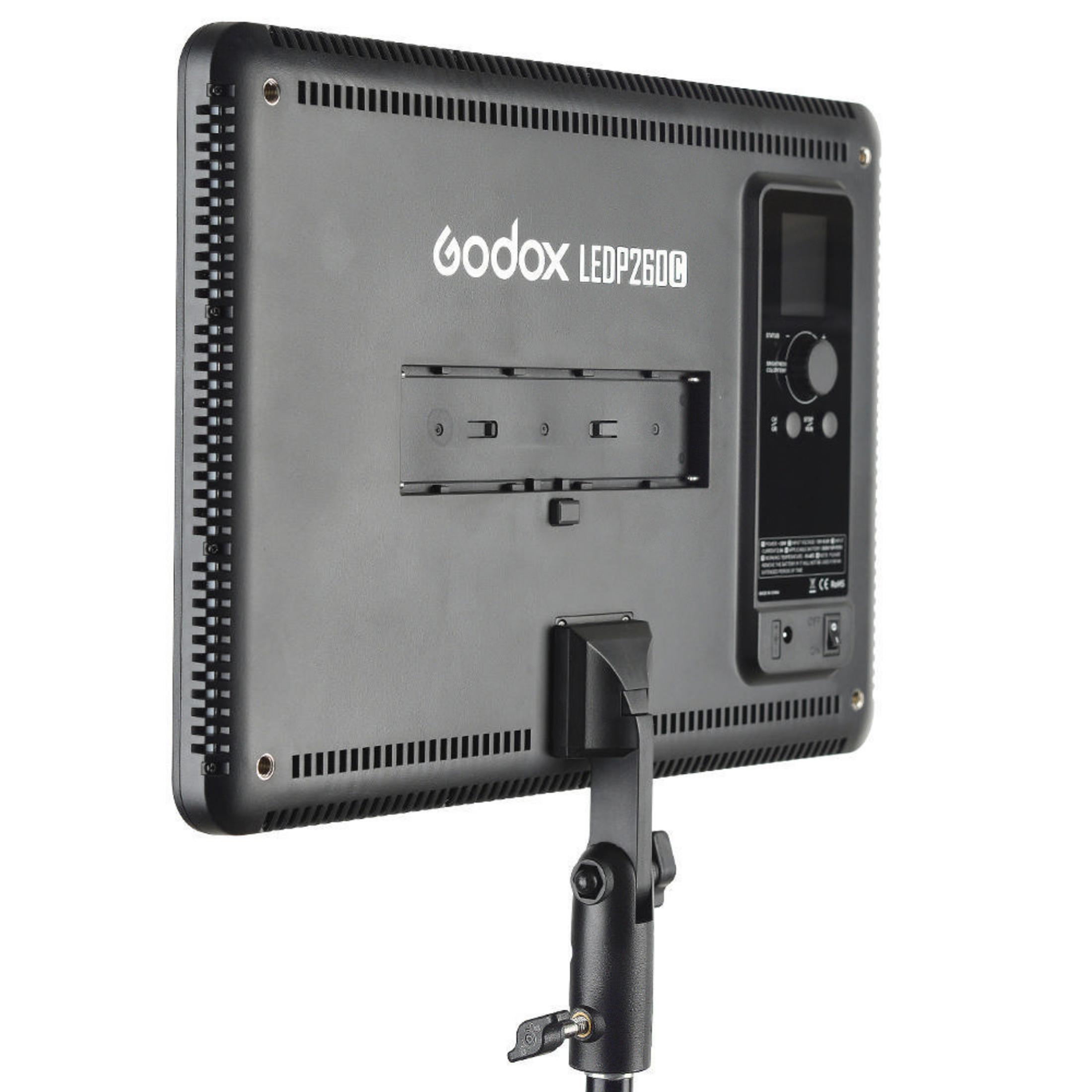 Ein schwarzes Godox LED-Panel-Licht. Es ist auf einem Ständer montiert und hat ein Bedienfeld auf der Rückseite.