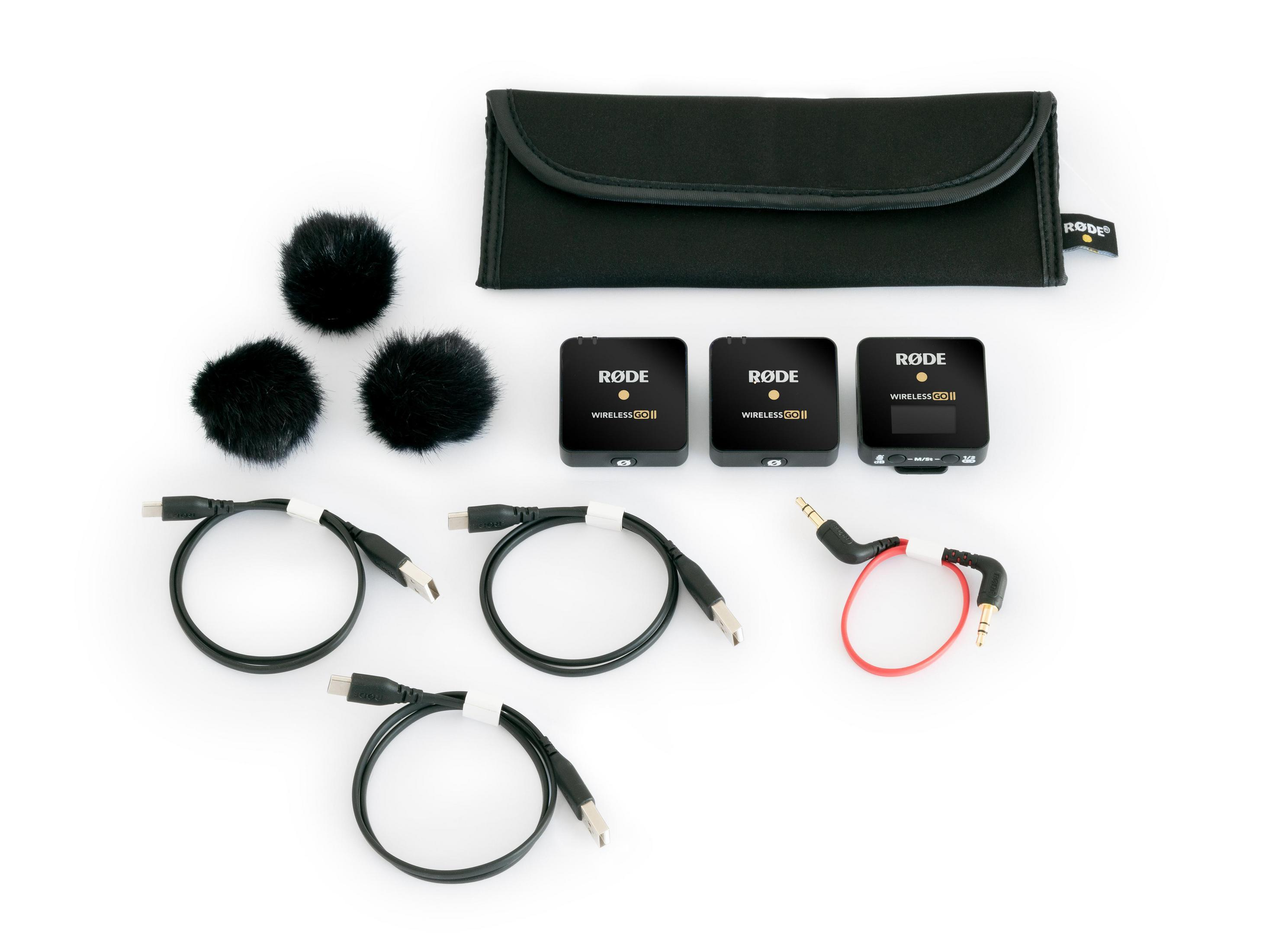 Componenti del RØDE Wireless GO II, tra cui microfoni, cavi e una custodia per il trasporto.