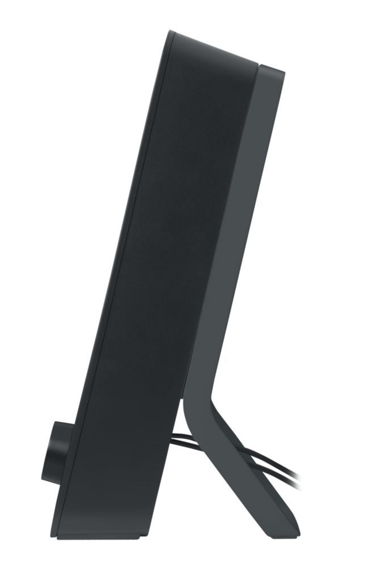 Czarny głośnik na białym tle. Pochylony w prawo, widok z boku.