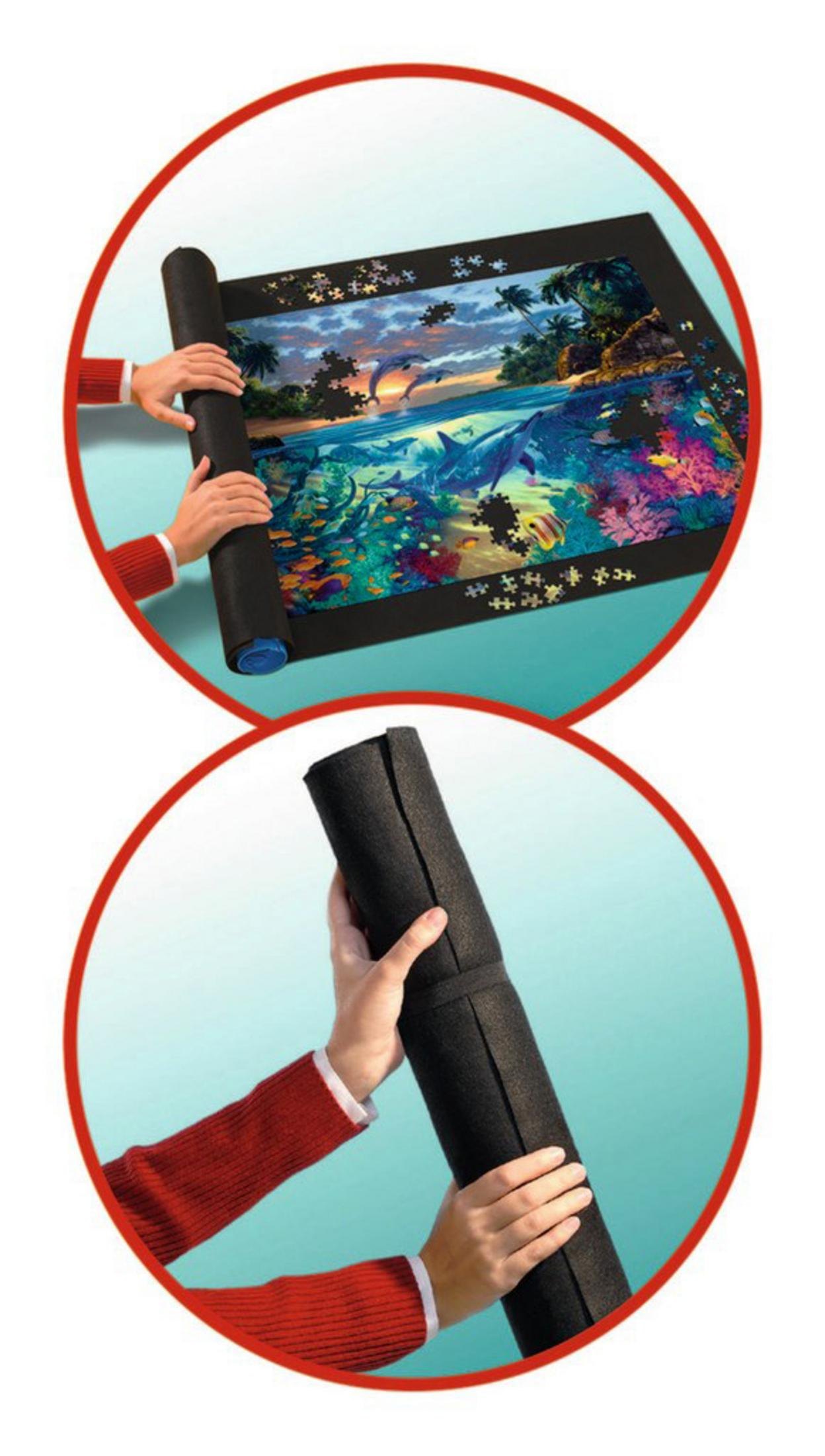 Ein Puzzle wird auf einer schwarzen Matte aufgerollt. Hände halten die Rolle.