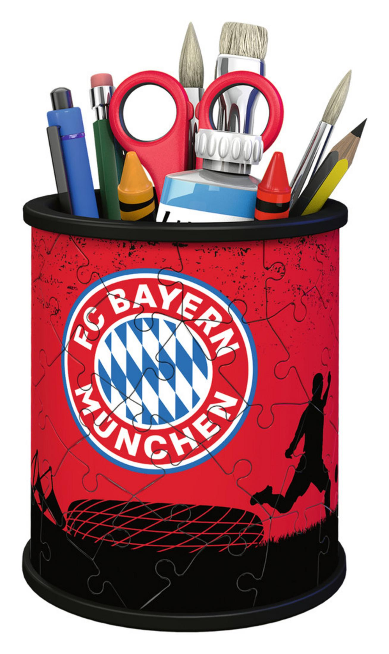 Ein Stifthalter mit Bayern München-Design. Er enthält Stifte, Buntstifte und Pinsel.