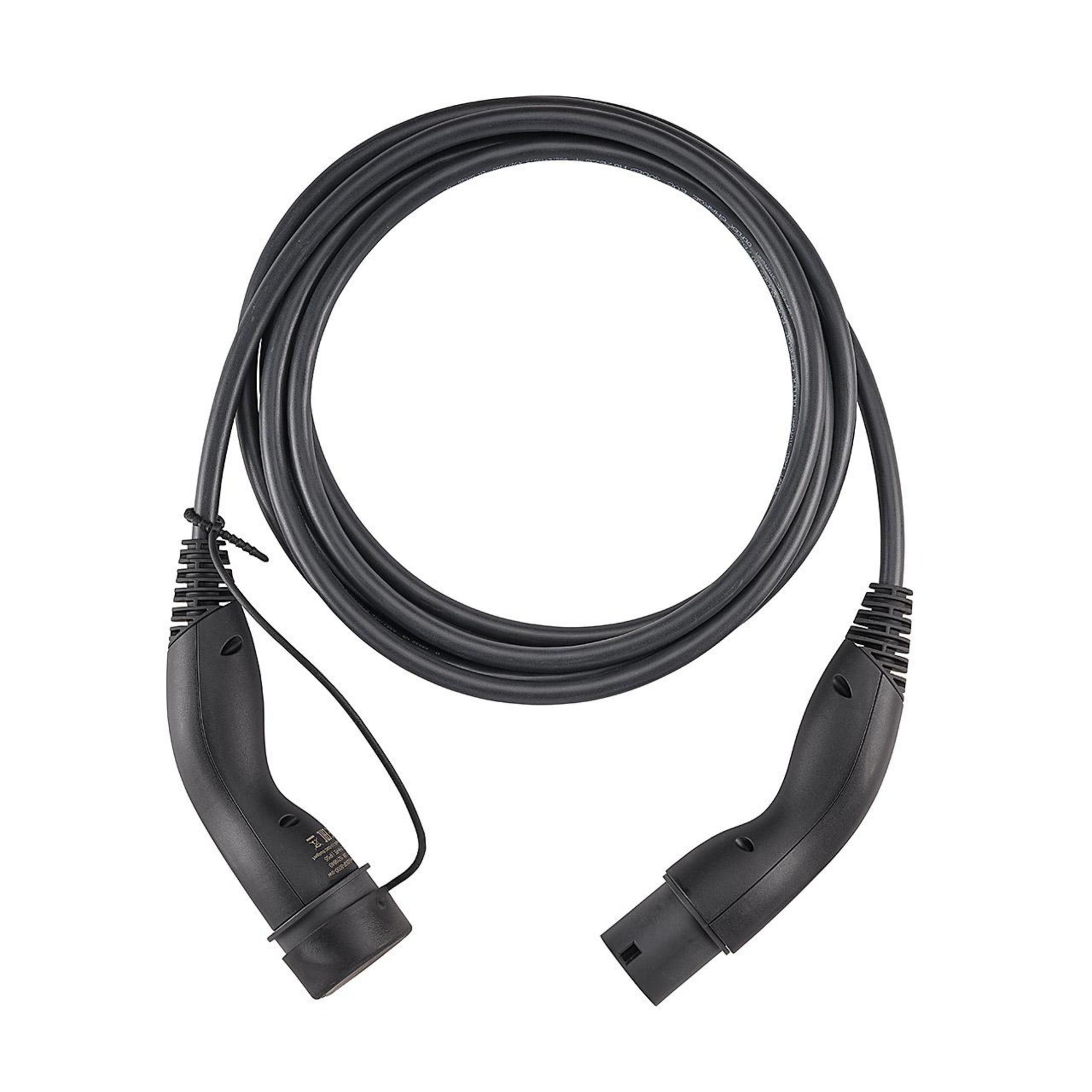 Schwarzes EV-Ladekabel mit zwei Steckern, aufgerollt, isoliert.