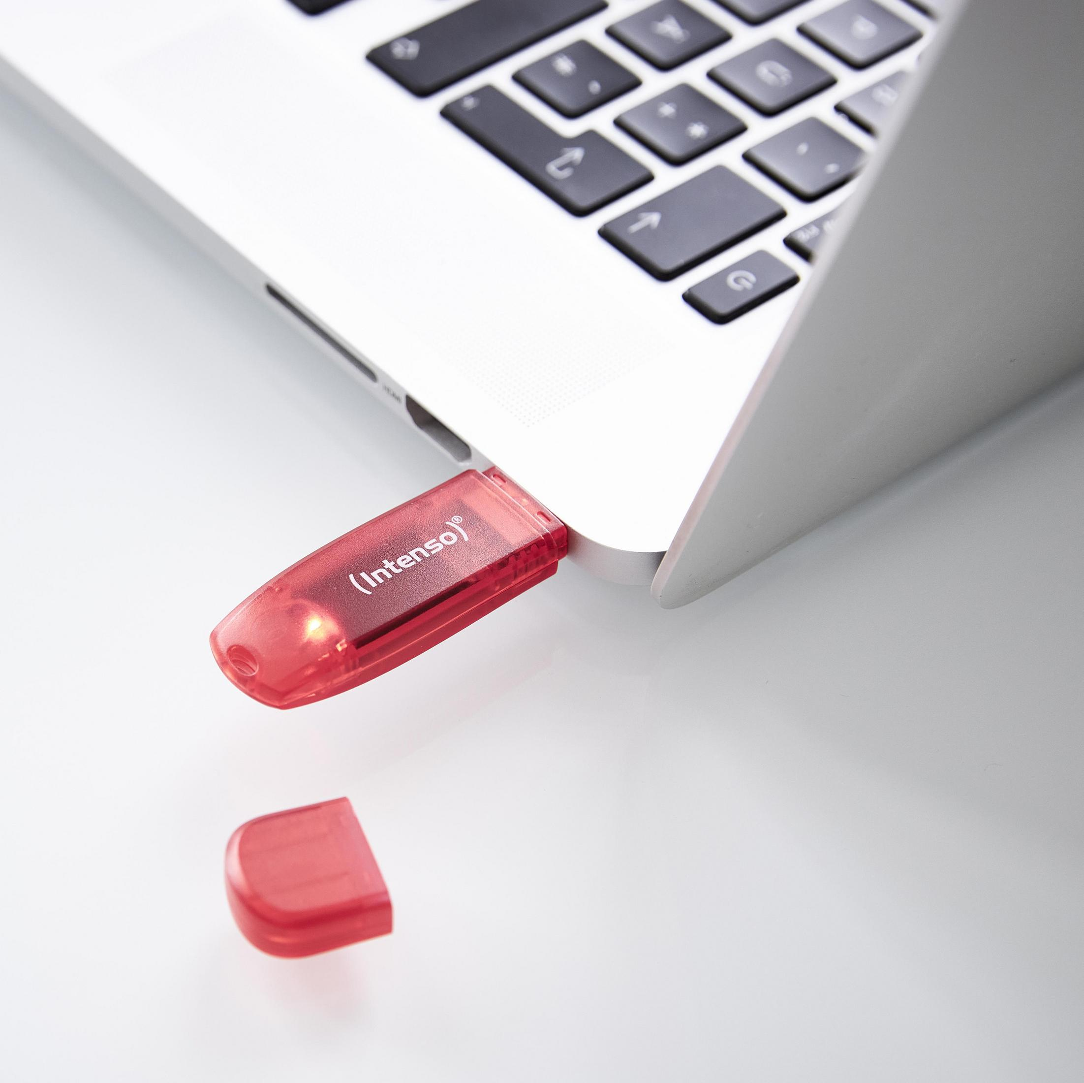 Ein roter USB-Stick ist an einen silbernen Laptop angeschlossen.